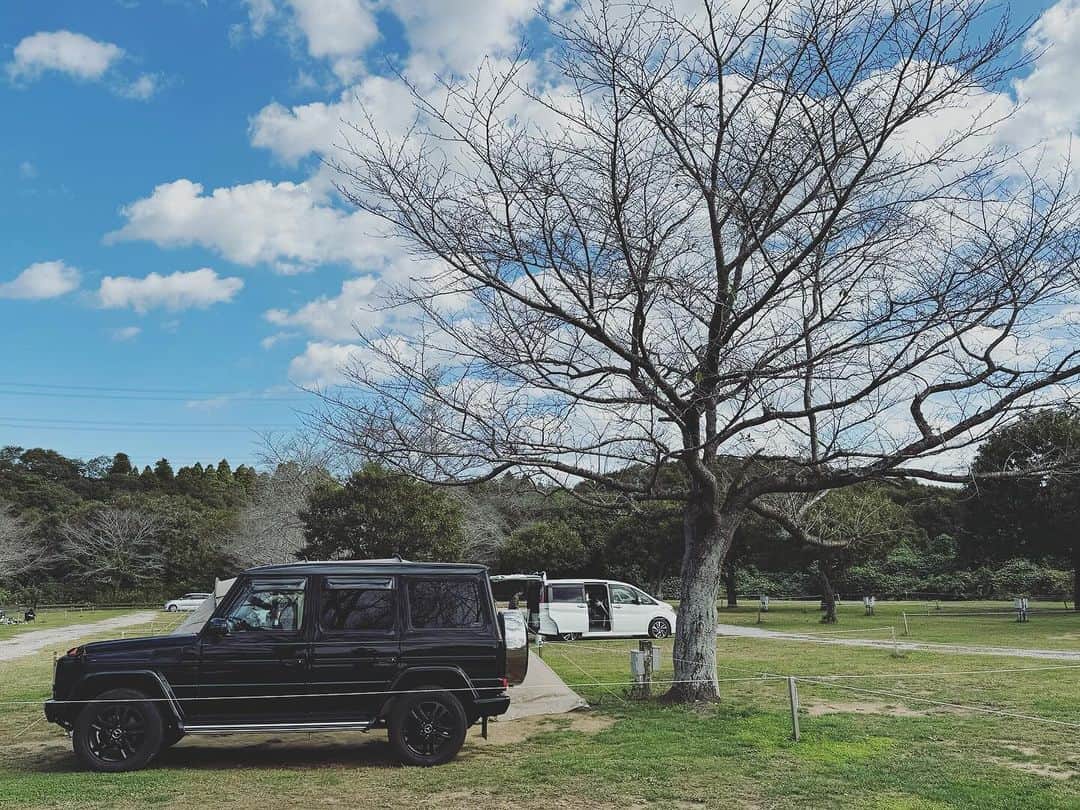 石川龍さんのインスタグラム写真 - (石川龍Instagram)「千葉の成田ゆめ牧場へ、結構久しぶりのキャンプでした。 ファミリーに人気のキャンプ場なのだけど、仕事お休みして金曜日にINしたこともあって、ほとんど人がいない中、めちゃめちゃ贅沢な静かな夜でした。最高。 焼き芋焼いて、起きたら隣の牧場で動物たち愛でて。 帰り道、成田から少し足を伸ばして銚子まで。 今川焼の名店「佐野屋」さんを何年かぶりに再訪。めちゃんこ美味しい。銚子がもっと近ければ月一で通うのに。みなさん、今川焼（大判焼）なら佐野家さんですよ。 お腹も心も満たされた良き週末でした。」10月21日 23時25分 - slow_night