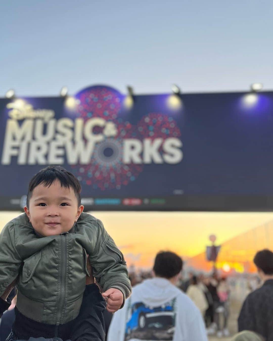 佐伯霞のインスタグラム：「#disneymusicfireworks  チケット取ってくれて連れてってもろたけど えぐかった  まじかでディズニーの音楽流れながら ばり考えられた花火で 花火をまじかで見たの初めてやし うるっときた笑  多分これ男の人に 連れてきてもろてたら 惚れてまうやつやと思う。 狙ってる人おる人は これ連れて行くべき！笑笑  ほんま見れて良かった！  ままありがとう感謝😭」