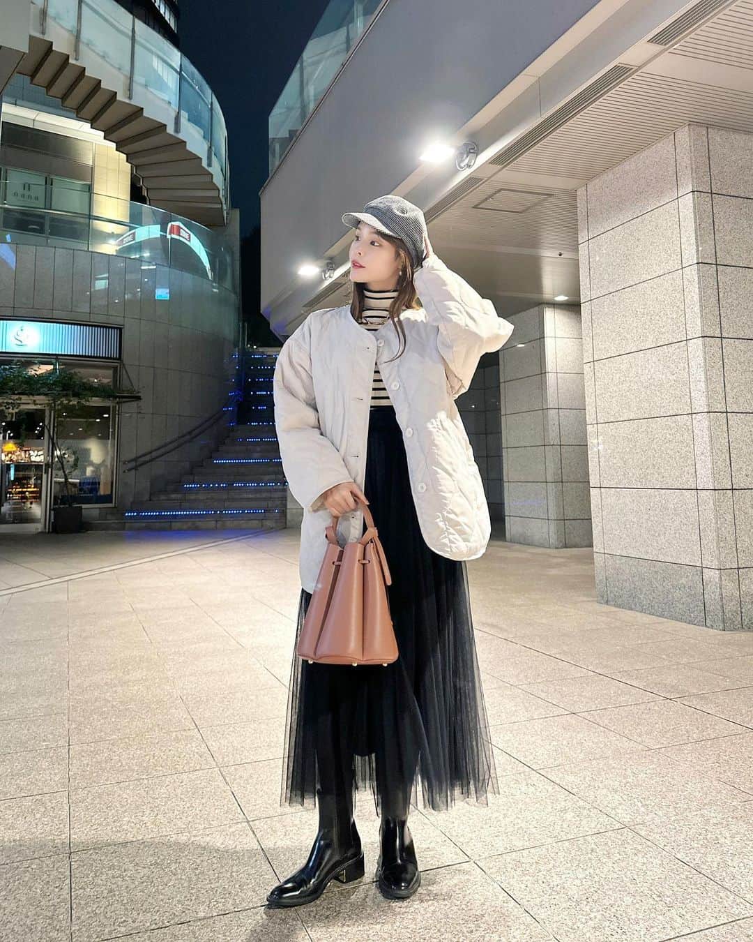 磯田 ひかる(Hikaru Isoda) のインスタグラム：「こんばんは🤍 今日は夜かなり冷え込みましたね🍃 体調崩さないように、、🥲  この日はモノトーンコーデ♥ 夜寒かったので軽くて暖かいキルティングコート🙏  ボーダートップスとチュールスカートで合わせたよ( •̤ᴗ•̤ )♡  【着用アイテム】 Jacket @classicalelf_official  ト アイボリー S ¥2,998税込  Tops&Skirt @nostalgia_zozotown  Shoes @zara  Bag @polene_paris  ------------------------------ picaru：162cm / 骨格ウェーブ 1st ブライトスプリング 2nd ブライトサマー  大人可愛いスタイルアップコーデ ヘアメイクを合わせた トータルスタイリングを提案🤍  不定期にストーリーで ファッションお悩み相談募集中🥰 ------------------------------  他の投稿を見る→【@picaruuu】  #クラシカルエルフ #エルフコーデ #タイアップ #classicalelf #zozotown #zozo」
