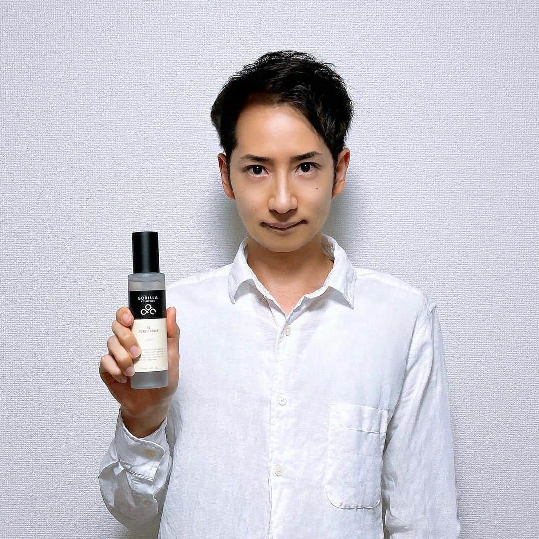 三宅裕貴さんのインスタグラム写真 - (三宅裕貴Instagram)「#PR ゴリラコスメティックのメンズ化粧水『SE CONDITIONER』を使用しました。  HPに「うるおい成分ラ・フローラEC-12とバイオエコリア配合。 セラミドNG・セラミドNP・セラミドAP・グルコシルセラミド等の保湿成分で、角層のうるおいを保ちコンディションの良い肌に整えます。」とあります。  使用すると、ベタベタせずに、スベスベしました。手にも使用して実感しました。 香りは、あまり匂わない程度のゼラニウムとラベンダーの香りで、使用しやすかったです。 (僕の場合は、電気)シェービングの後の肌には、なめらかにみずみずしく浸透して、スベスベしました。洗顔後だけでなくシェービング後にもお勧めです。  パンフレットの一部を載せました。 ゴリラコスメティックのメンズ化粧水『SE CONDITIONER』をご検討下さいませ。  ▷ @gorillacosmetics  ▷ https://amzn.to/3LHbmXe  #ゴリラコスメティクス #メンズ化粧水 #menslotion #남성화장수 #化粧水 #メンズ洗顔 #洗顔 #メンズスキンケア #スキンケア #メンズコスメ #コスメ #メンズ美容 #美容 #メンズビューティー #ビューティー」10月21日 23時26分 - yuhkimiyakeevo