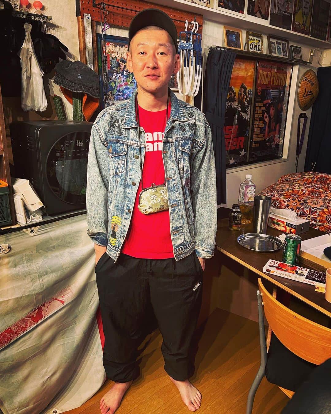 のインスタグラム：「今日の服装。 M1グランプリ2回戦の日。  samesameの赤Tシャツにハラノムシで購入のデニムジャケット。 NIKEのシャカシャカ。 無駄づくりの帽子に金のがま口。 M1グランプリ2回戦の終わりに昔の同居人の八巻くんの家に昔の同居人の松永といってキングオブコントの決勝を観ました。 面白くてカッコよくてすごかったです。 僕もまた頑張れよ。 M1グランプリ初めて3回戦いきました。 嬉しいです。 八巻くんの家が仕上がり過ぎてたので八巻くんの家で撮りました。 最近子供産まれた松永とカッコ良すぎる八巻。 キングオブコントありがとうございます。  #今日の服装 #ファッション #古着 #キングオブコント #M1」