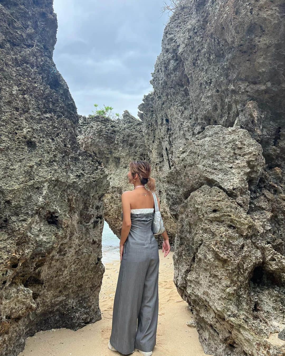 ヒロタナギサさんのインスタグラム写真 - (ヒロタナギサInstagram)「_  人生初のハート岩、 大期待して行きましたが 全然ハートじゃなくって 笑って帰りましたとさ🤷‍♀️ﾁｬﾝﾁｬﾝ 笑  優しいカップルの方に 3人の写真撮ってもらった時に ハート岩写しますね！って 気を遣って言ってくれたにも関わらず、 3人で迷わず 大丈夫ですっ🙅‍♀️と答えました🤣笑  みなさま もしハート岩に行く際は 期待を捨てて、 行くことをおすすめします♡笑  #nagisatrip」10月21日 23時33分 - _nachan_812