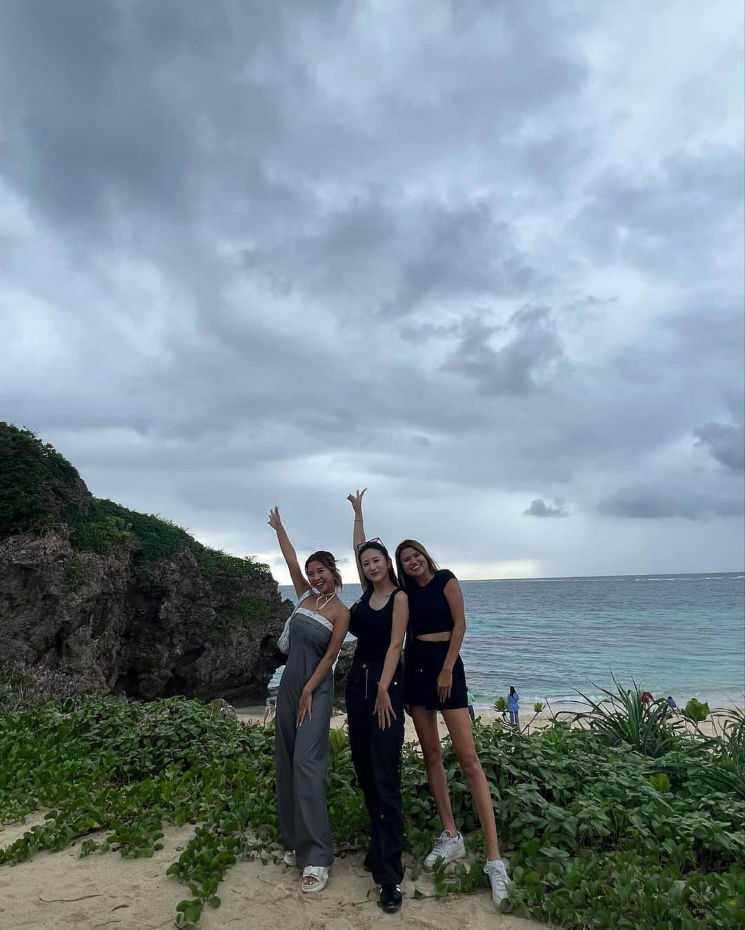 ヒロタナギサさんのインスタグラム写真 - (ヒロタナギサInstagram)「_  人生初のハート岩、 大期待して行きましたが 全然ハートじゃなくって 笑って帰りましたとさ🤷‍♀️ﾁｬﾝﾁｬﾝ 笑  優しいカップルの方に 3人の写真撮ってもらった時に ハート岩写しますね！って 気を遣って言ってくれたにも関わらず、 3人で迷わず 大丈夫ですっ🙅‍♀️と答えました🤣笑  みなさま もしハート岩に行く際は 期待を捨てて、 行くことをおすすめします♡笑  #nagisatrip」10月21日 23時33分 - _nachan_812