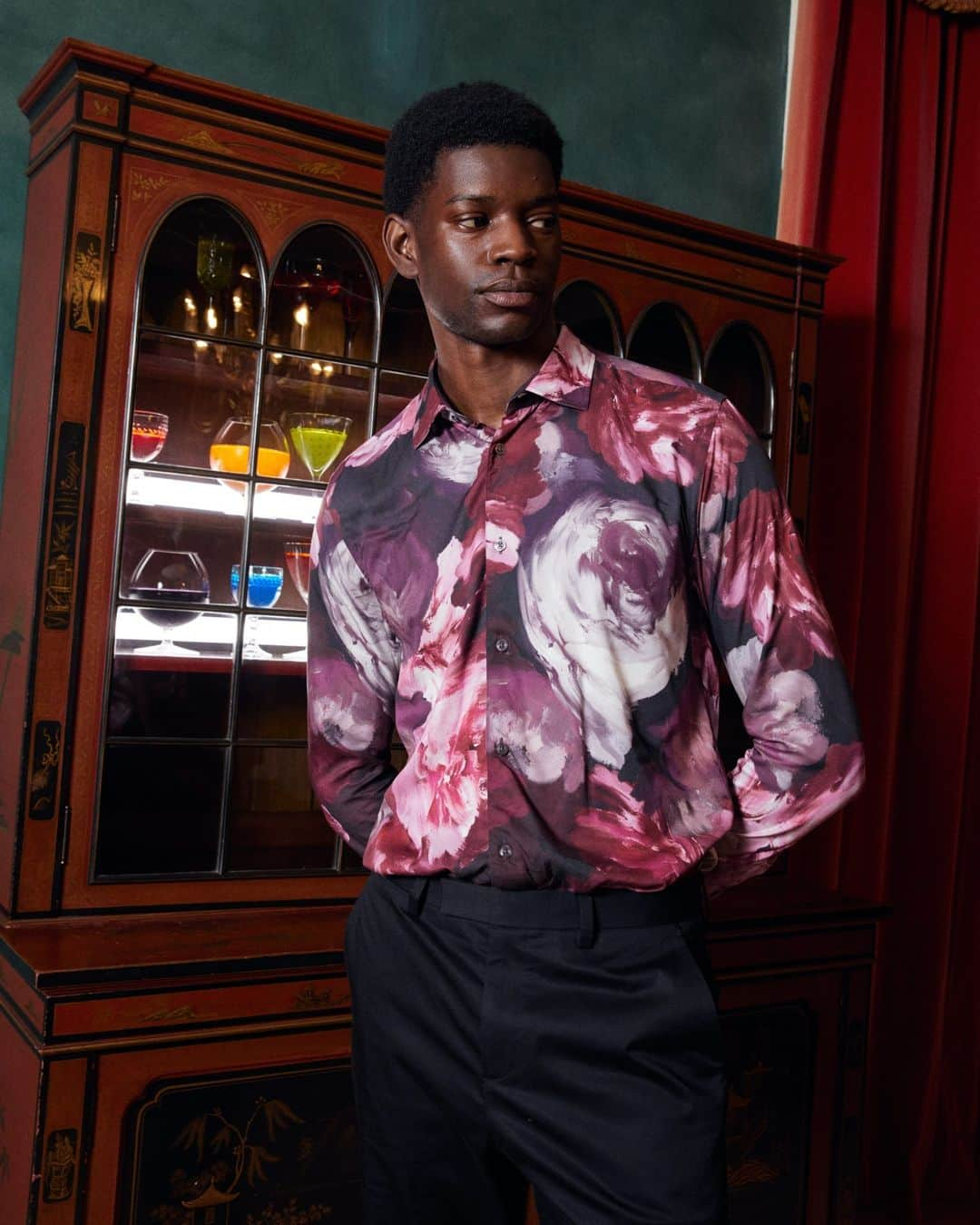 Ted Bakerのインスタグラム：「The most floral and striking shirt of the season. Who's in? #TedBaker #AGrandGoodTime」