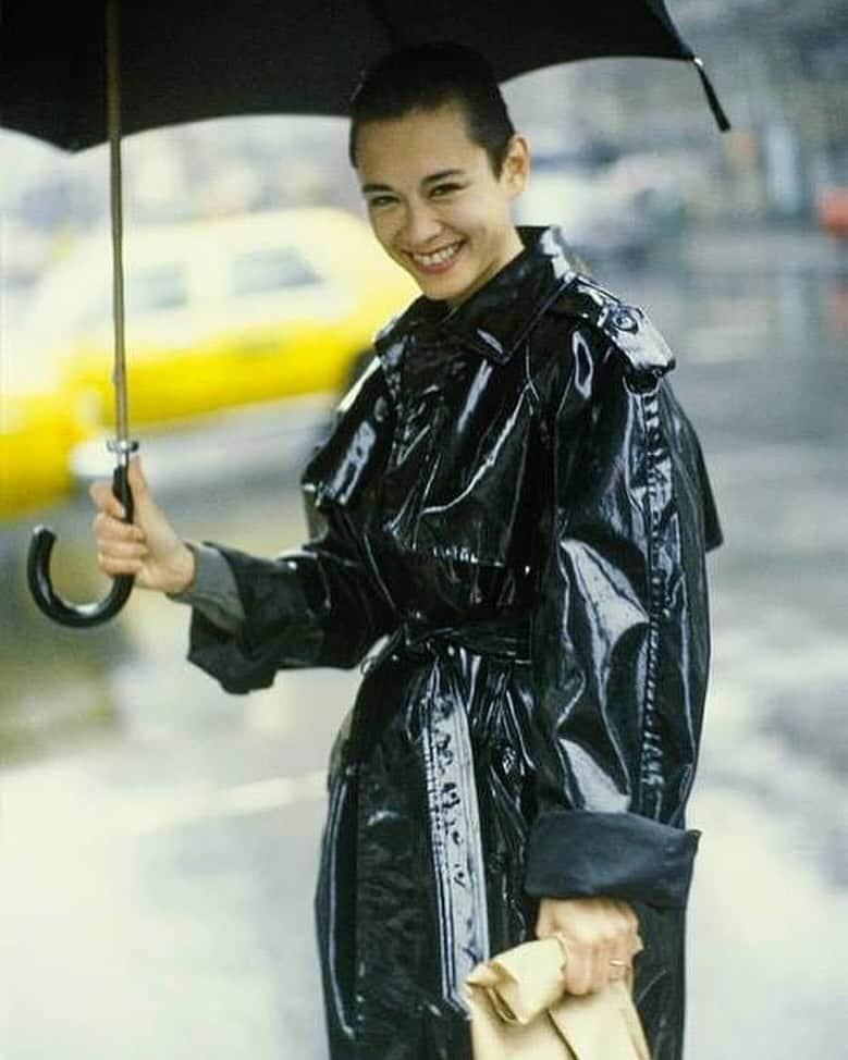 アーサー・エルゴートのインスタグラム：「Tina Chow all smiles despite being caught in the rain. @voguemagazine 1984」