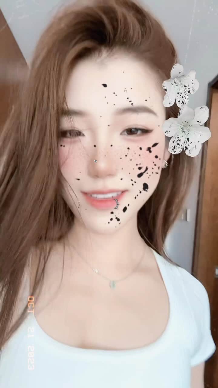 王詩エツのインスタグラム：「😏」