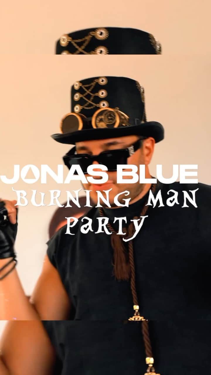 ジョナス・ブルーのインスタグラム：「Burning Man themed birthday party this year was a vibe! It’s always special celebrating with my close friends and family after such a crazy tour schedule 🌵☀️🪘🪬💙  📸: @jordanmarchand_cv」