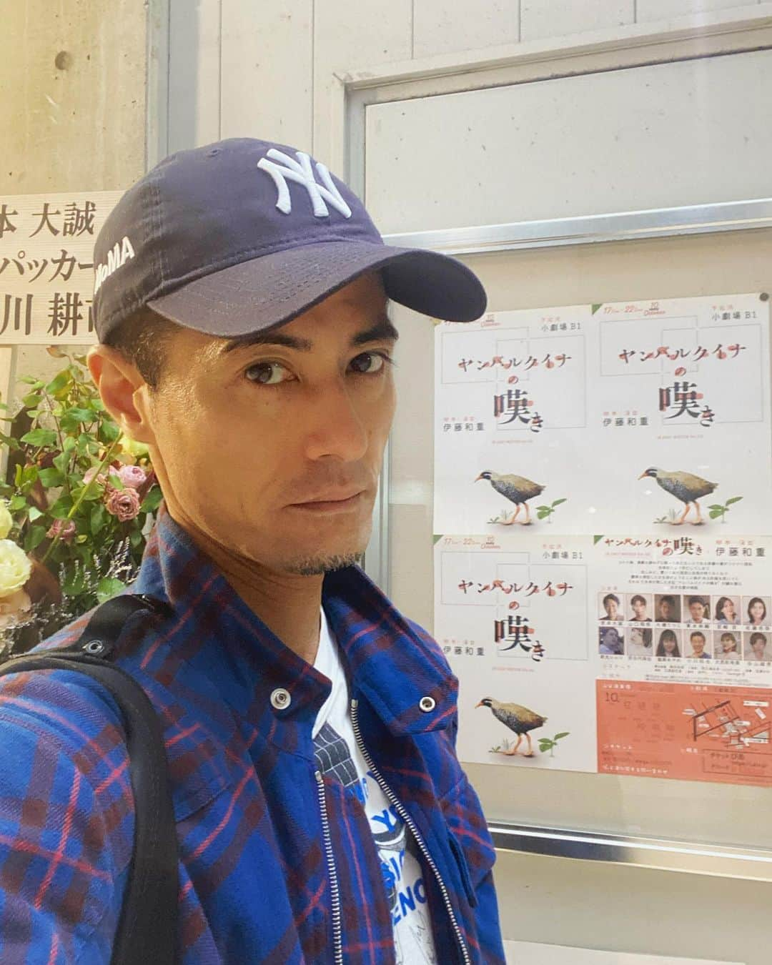 青木伸輔のインスタグラム：「本日、舞台「ヤンバルクイナの嘆き」6・7ステージを終えました。 ご来場いただいた方々、そして差し入れをいただいた方々、ありがとうございます！ 明日2ステージでラストとなります。 愛すべき役を演じられるのが、あと2ステージという淋しさと、身体のあちこちが痛いのから解放されるという思いで複雑ですが、残り2ステージを精一杯演じたいと思います。 #ヤンバルクイナの嘆き #ineasymotion #演劇 #舞台 #下北沢b1 #劇場」