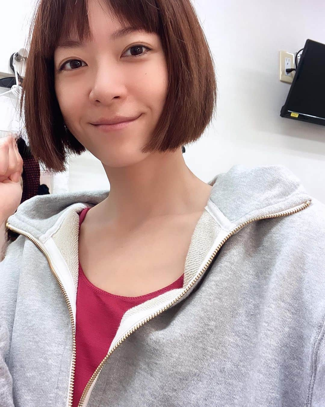 上野樹里のインスタグラム：「in楽屋 楽屋に入ったら、この格好になる。 トップスは首までお粉とかするから、まず脱ぐ。 タンクトップは家から来てきたtuikauriのどれかだけど、 楽屋用パーカーは、TuiKauriのグレー🩶（前オートミール🤍とネイビー💙をアップした時言ってたやつ） メイクしたり💄ストレッチしたり🙆廊下もうろちょろ🚶お仕事中に活躍❣️グレー🩶だけアップしそびれてたので、すっぴんですがお許しを🤭  舞台はクリエ、あと10回か。  明日も、皆と楽しんで、がんばりまーす♪🥰  @tuikauri_official #pr」