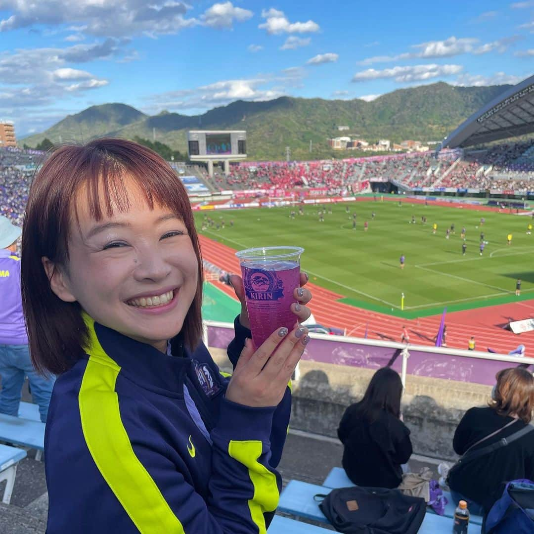 有田優理香のインスタグラム：「🏟  エディオンスタジアムラスト2試合！ やっぱB6での観戦楽しい🥹💜 2万人を超えるサポーターが作る雰囲気最高でした！ いよいよ次がラストだー😭  #sanfrecce #サンフレッチェ #ありがとうエディオンスタジアム広島 #yavay #俺たちはベビ梅だ #友達が詳しすぎた 😂」