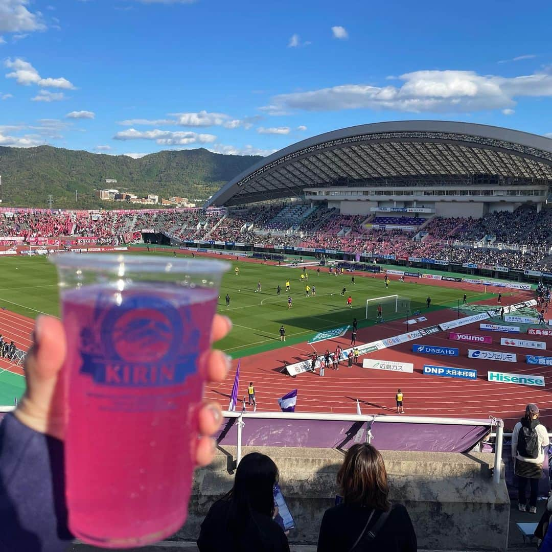 有田優理香さんのインスタグラム写真 - (有田優理香Instagram)「🏟  エディオンスタジアムラスト2試合！ やっぱB6での観戦楽しい🥹💜 2万人を超えるサポーターが作る雰囲気最高でした！ いよいよ次がラストだー😭  #sanfrecce #サンフレッチェ #ありがとうエディオンスタジアム広島 #yavay #俺たちはベビ梅だ #友達が詳しすぎた 😂」10月21日 23時45分 - yurikaa0624