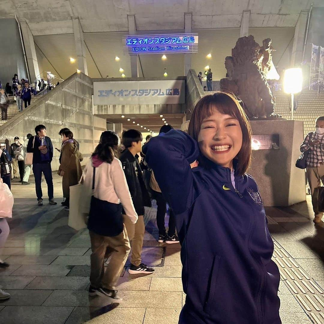 有田優理香さんのインスタグラム写真 - (有田優理香Instagram)「🏟  エディオンスタジアムラスト2試合！ やっぱB6での観戦楽しい🥹💜 2万人を超えるサポーターが作る雰囲気最高でした！ いよいよ次がラストだー😭  #sanfrecce #サンフレッチェ #ありがとうエディオンスタジアム広島 #yavay #俺たちはベビ梅だ #友達が詳しすぎた 😂」10月21日 23時45分 - yurikaa0624