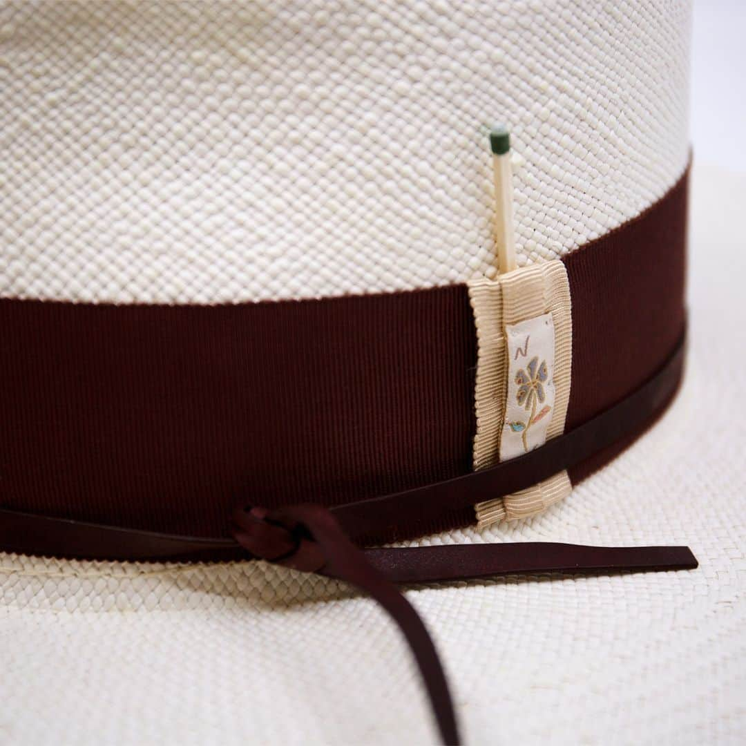 Nick Fouquetさんのインスタグラム写真 - (Nick FouquetInstagram)「Nick Fouquet Fall Winter 23 “Starry Nights”   Fino   Off white Ecuadorian straw hat  Burgundy grosgrain band  Tan grosgrain crossbow + floral graphic label   Burgundy leather cardholder  Wrapped with poem enclosed   Metal matchstick」10月22日 0時00分 - nickfouquet