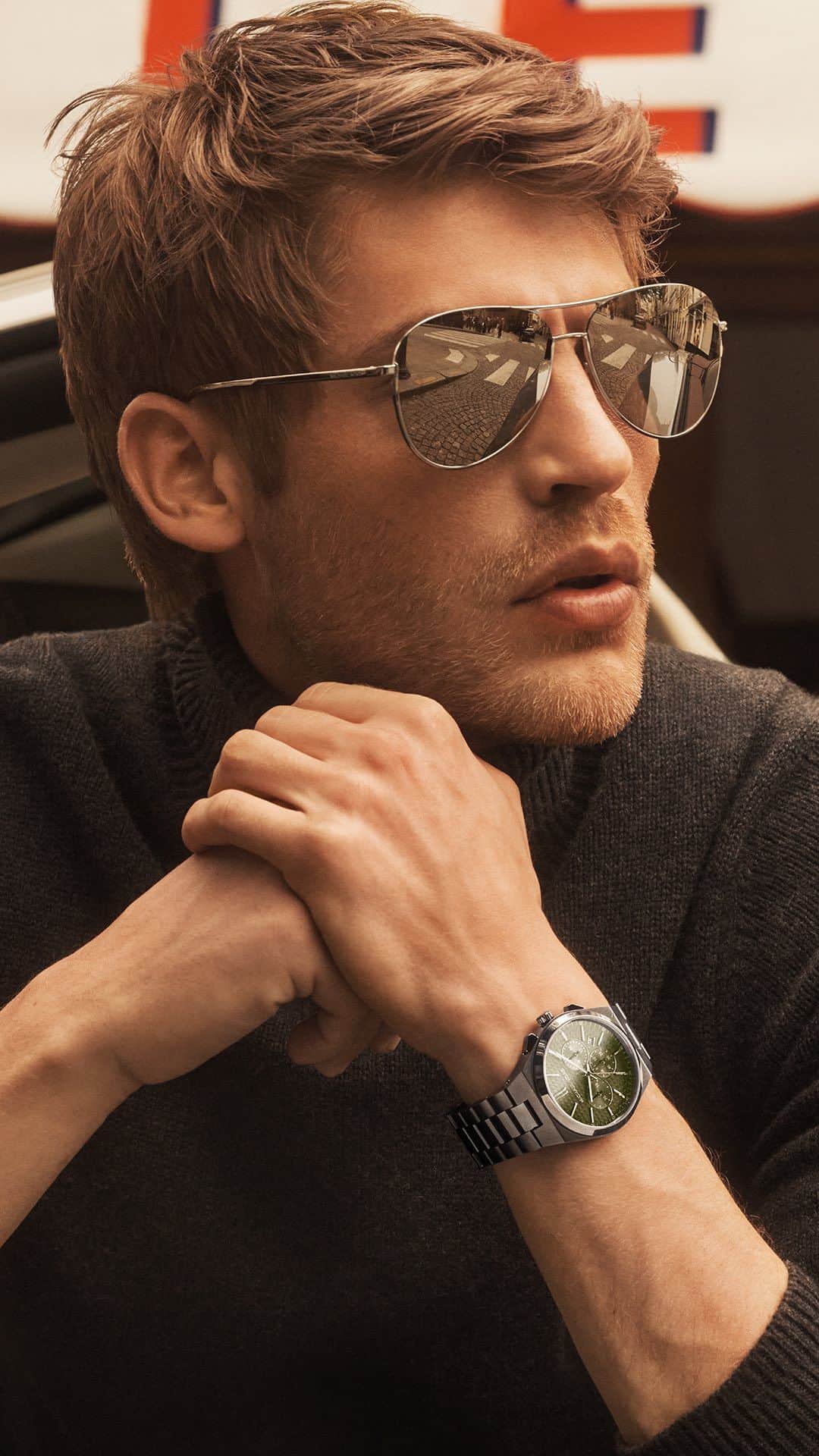 マイケルコースのインスタグラム：「On Paris time. #MichaelKorsMens」