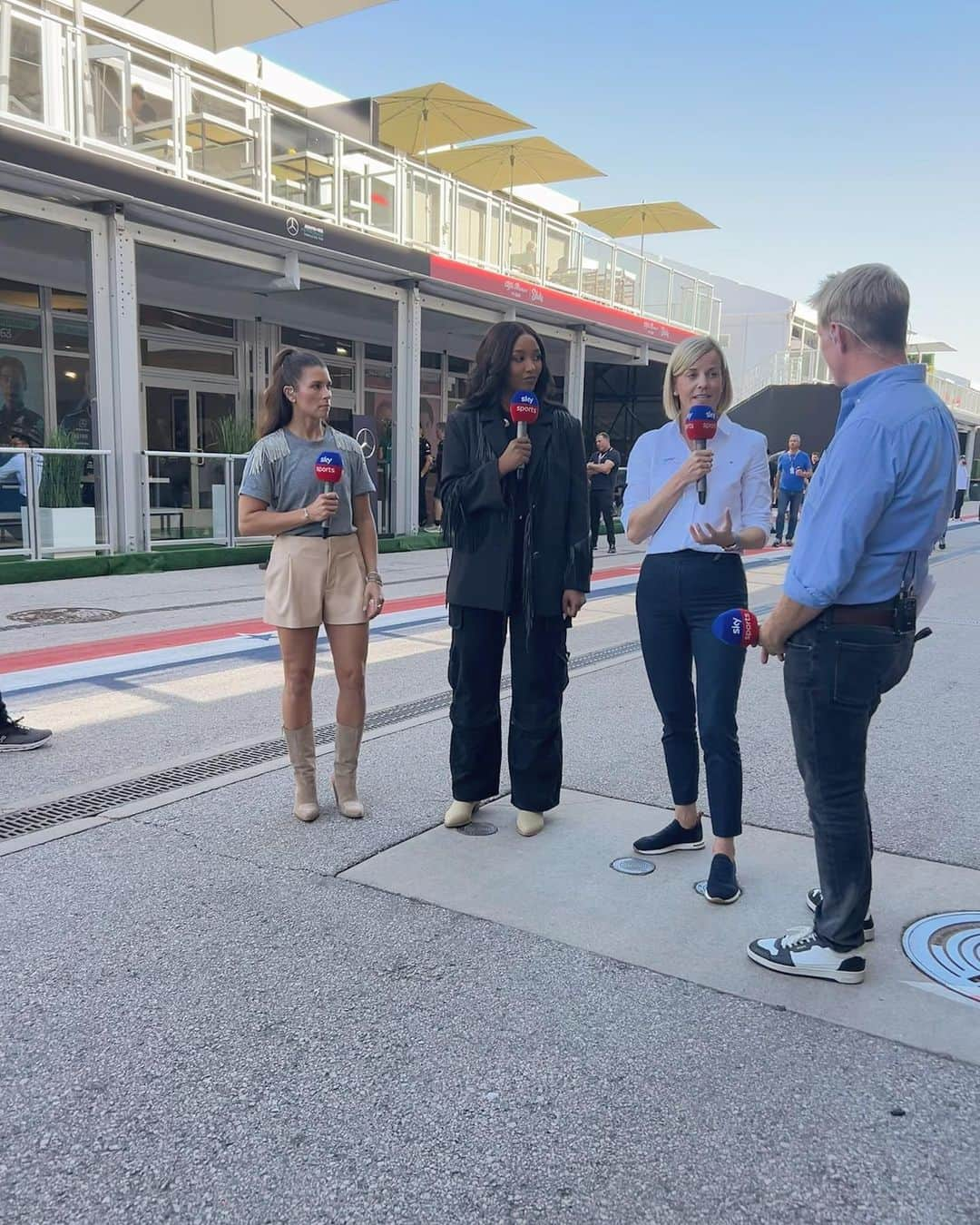 ダニカ・パトリックさんのインスタグラム写真 - (ダニカ・パトリックInstagram)「Keep it weird Austin!!!! And fast…. Two races this weekend with a sprint race Saturday and normal race on Sunday! 🏎️ 🏁」10月21日 23時57分 - danicapatrick