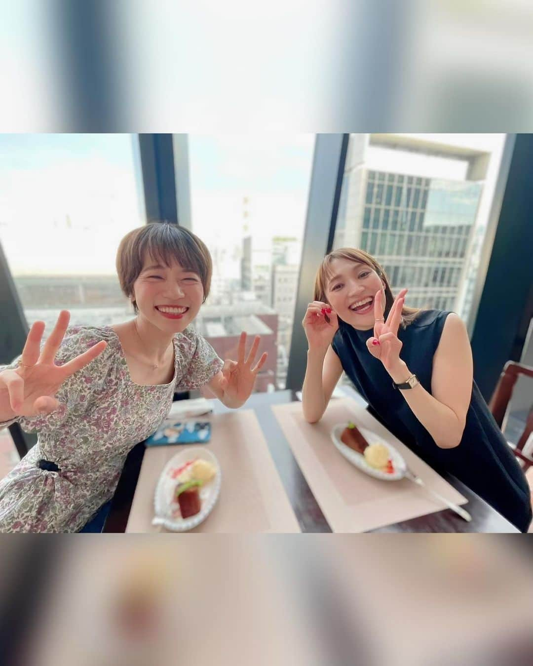 真彩希帆さんのインスタグラム写真 - (真彩希帆Instagram)「みなさま、こんばんは🌛✨  本日、一日だけですが  宝塚歌劇 雪組  pre100th Anniversary 『Greatest Dream』 に出演させて頂きました🥹❄️  お稽古時間がほぼ無い中での参加でしたが、 優しくあたたかい上級生の皆様 一緒に舞台に立っていた可愛い下級生と共に舞台に立てて お客様のあたたかい拍手、眼差しに涙が出て  『宝塚』が大好きだと改めて思い 明日からも頑張る元気を頂きました。  配信をご覧くださった皆様も、本当にありがとうございました☺️  公演についてはまた詳しく後日、投稿させていただきます🌼  写真は、 10月19日の、のぞみさん @nozomifuto_official の お誕生日に舞台稽古に参加できて 直接お祝いもデュエットもできたことが嬉しい図と ひらめさん @asazuki_kiwa と３人で雪組ポーズ☺️❄️  在団中に、みんなでお祝いしていたのを思い出し 懐かしく嬉しくなりました🫶💚  そして....今更ながら 自分の誕生日当日、 本当は会えない予定が奇跡的にお会いする事ができて お祝いしてもらい、その流れでお買い物に行き お洋服をプレゼントしていただき 嬉しすぎて抱きしめている図です🎁😭笑  いつ出そうか悩んでおりました...。  試着室で何個も着替えて、選んでいただいた可愛いロンパース👖 ファントムの初日にも、お守り代わりにきていました🌿✨  退団後、初めて かの @junhana_official に会えたことも嬉しく 銀座の街を勢いよく手を繋いで歩きました笑  かのが、同じお店でプレゼントしてくれたアクセサリーケースと黒のインナーも大事に使っています☺️❤️  本当に嬉しかったなぁ。  *  改めて感謝で胸がいっぱいになった一日でしたが 『Greatest Dream』の公演はまだまだ先が千穐楽です❄️  みなさまが元気で千穐楽を迎えられるよう、 陰ながらお祈りしております。  素敵な公演に参加させていただき、 本当にありがとうございました❄️🙌  #雪組 pre #100周年 #❄️✨  #おめでとうございます🎉   #宝塚歌劇団   #ルパンがんばる🔥 #真彩希帆」10月21日 23時51分 - maayakiho