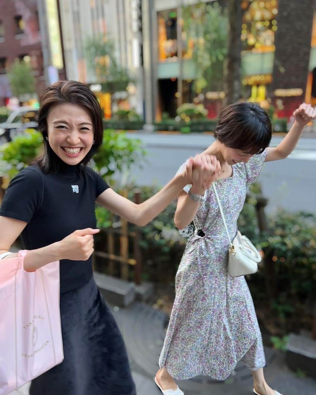 真彩希帆さんのインスタグラム写真 - (真彩希帆Instagram)「みなさま、こんばんは🌛✨  本日、一日だけですが  宝塚歌劇 雪組  pre100th Anniversary 『Greatest Dream』 に出演させて頂きました🥹❄️  お稽古時間がほぼ無い中での参加でしたが、 優しくあたたかい上級生の皆様 一緒に舞台に立っていた可愛い下級生と共に舞台に立てて お客様のあたたかい拍手、眼差しに涙が出て  『宝塚』が大好きだと改めて思い 明日からも頑張る元気を頂きました。  配信をご覧くださった皆様も、本当にありがとうございました☺️  公演についてはまた詳しく後日、投稿させていただきます🌼  写真は、 10月19日の、のぞみさん @nozomifuto_official の お誕生日に舞台稽古に参加できて 直接お祝いもデュエットもできたことが嬉しい図と ひらめさん @asazuki_kiwa と３人で雪組ポーズ☺️❄️  在団中に、みんなでお祝いしていたのを思い出し 懐かしく嬉しくなりました🫶💚  そして....今更ながら 自分の誕生日当日、 本当は会えない予定が奇跡的にお会いする事ができて お祝いしてもらい、その流れでお買い物に行き お洋服をプレゼントしていただき 嬉しすぎて抱きしめている図です🎁😭笑  いつ出そうか悩んでおりました...。  試着室で何個も着替えて、選んでいただいた可愛いロンパース👖 ファントムの初日にも、お守り代わりにきていました🌿✨  退団後、初めて かの @junhana_official に会えたことも嬉しく 銀座の街を勢いよく手を繋いで歩きました笑  かのが、同じお店でプレゼントしてくれたアクセサリーケースと黒のインナーも大事に使っています☺️❤️  本当に嬉しかったなぁ。  *  改めて感謝で胸がいっぱいになった一日でしたが 『Greatest Dream』の公演はまだまだ先が千穐楽です❄️  みなさまが元気で千穐楽を迎えられるよう、 陰ながらお祈りしております。  素敵な公演に参加させていただき、 本当にありがとうございました❄️🙌  #雪組 pre #100周年 #❄️✨  #おめでとうございます🎉   #宝塚歌劇団   #ルパンがんばる🔥 #真彩希帆」10月21日 23時51分 - maayakiho