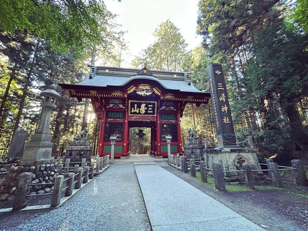 奥井雅美のインスタグラム：「今日は三峯神社⛩️さまに行ってきました🐺 素敵な鳥居は修繕中😅 （すぐ終わりそうな感じでした）  遅めに到着したので陽が落ちるギリギリでしたが遥拝所にも行けました。 あちこちに紅葉が🍁見られて秋だなぁと思った日。でもお昼は暑かったです笑 ランチで寄ったお蕎麦屋さんも美味しかった🍱 これからぐっと寒くなるけど空氣がピンと張りつめた冬にも一度参拝してみたいです❄️  #三峯神社」