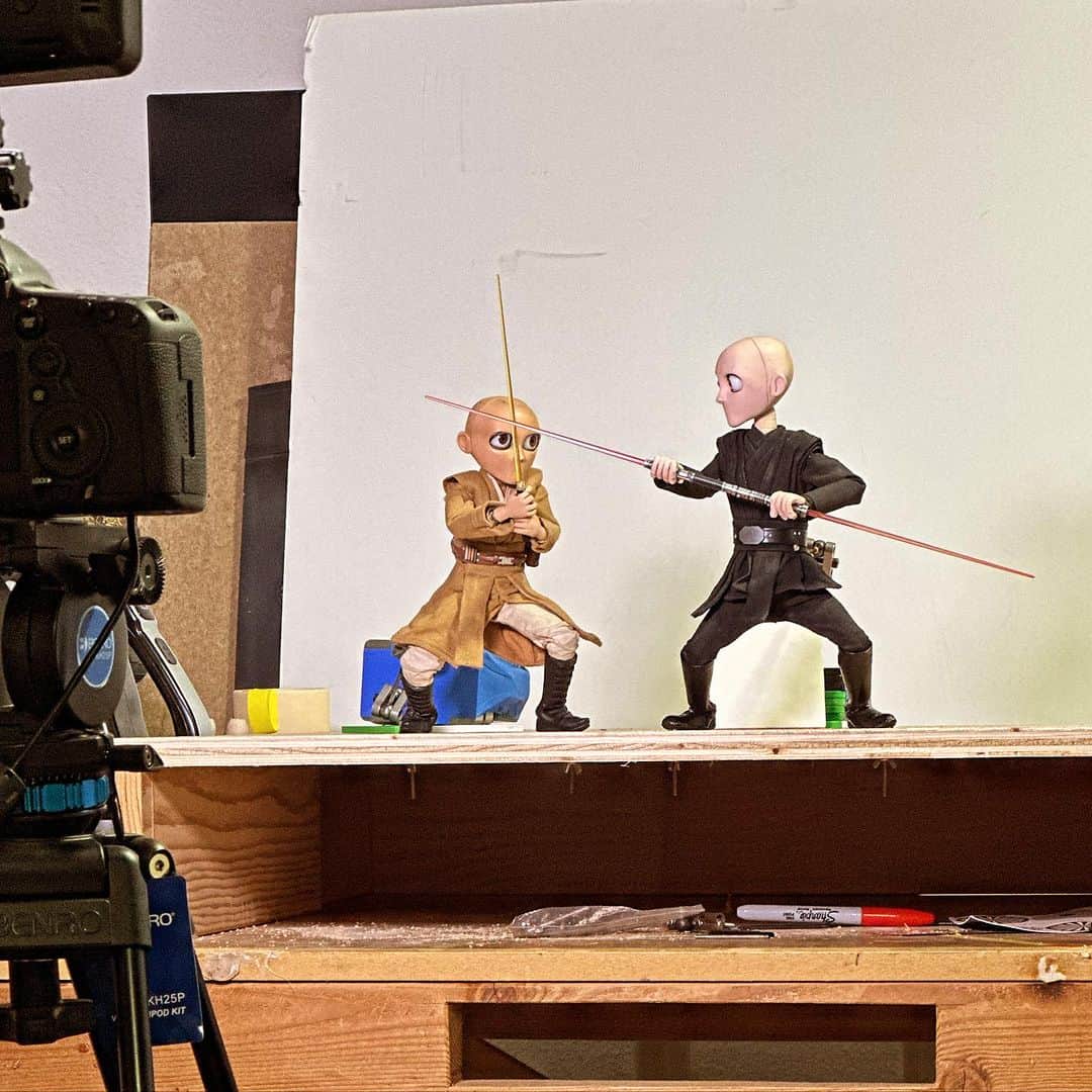 ドナルド・フェイソンのインスタグラム：「Got up early to add just a bit more #stopmotionanimation before class.」