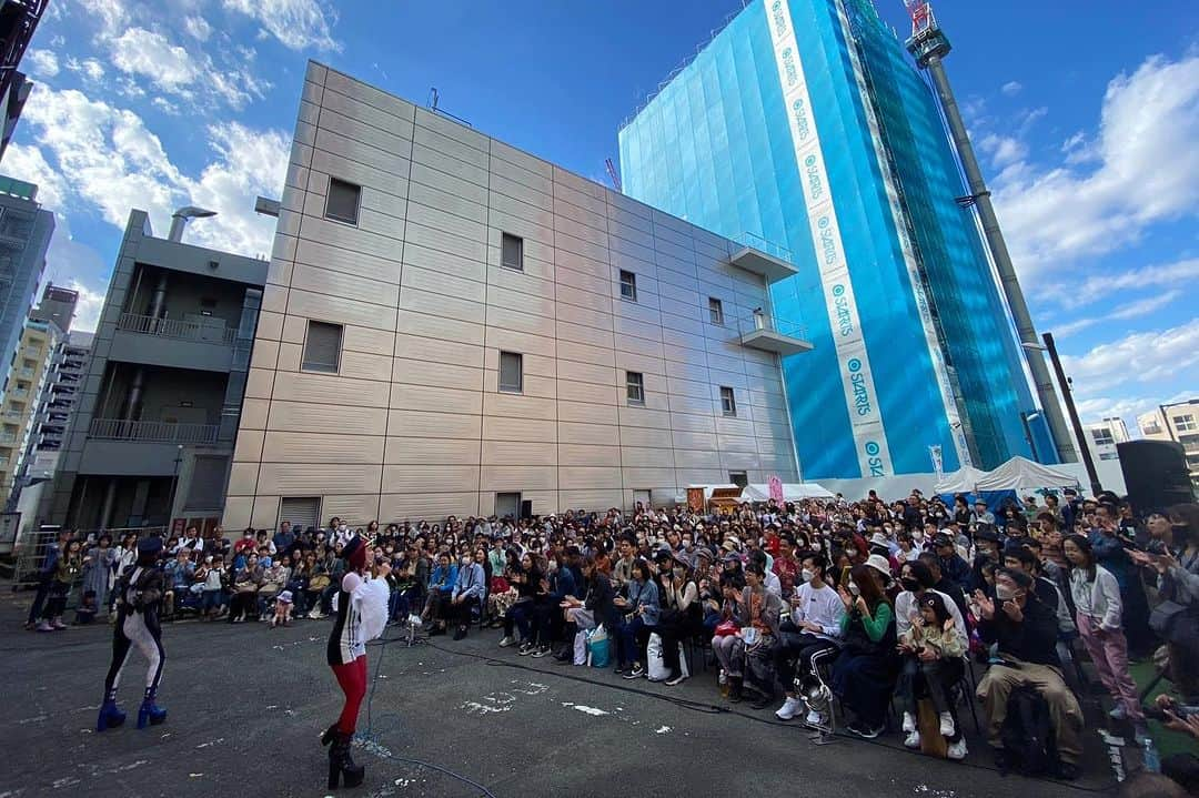 ももさんのインスタグラム写真 - (ももInstagram)「三茶de大道芸🎪  4年振りの通常開催🥹 大道芸フェスティバルにもかつてのあの活気やっと戻ってきたね、ずっとこの時を待ってたよ！！！ みんなありがとう❤️  パフォーマンス見てくれた芸人仲間が 「あなたホントに道のヒトだねぇ🥹」って感想をくれた 嬉しいね 大道芸人、チャラン・ポ・ランタン！ 明日も元気に、3ステージ！！！見に来てね🫶  So many people came to see the show. I haven't seen a view like this in four years!(you know because of COVID-19) I’ve been waiting for this moment for a long time!! We are both musicians and also “street performers”!!! I love singing on the road and really happy to bring my voice to the people 🤝💕(and also love to sing wearing the lovely costumes made by our crazy mom😍) Thank you so much for coming and we’re gonna perform tomorrow as well! Come to see us! And join this awesome festival! Waiting for you with amazing performers🎭  #三茶de大道芸」10月21日 23時54分 - charanpo_momo