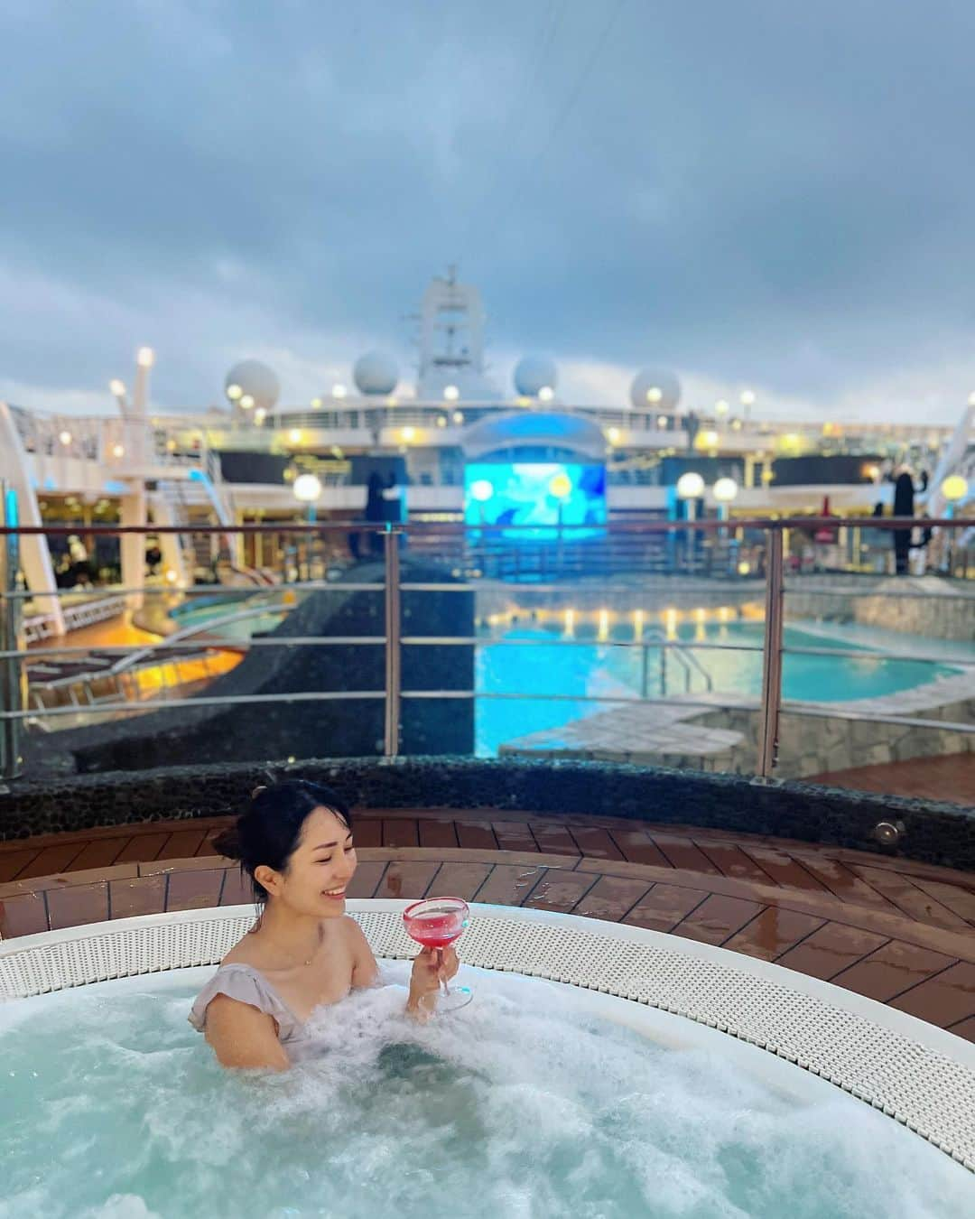 Remiさんのインスタグラム写真 - (RemiInstagram)「transfered to our 3rd cruise ship🌍🛳🍸 3つ目のクルーズで西地中海を巡っています🇮🇹🇪🇸🇲🇦 イタリアのクルーズ船だから、雰囲気が変わって西欧リゾート気分🌴 今回は船で過ごす時間が長いので、お部屋→レストラン→キッズクラブ→プールを日々巡っています。 子供たちが日々キッズクラブを楽しむ間、のんびり過ごす時間が増えました🍷 お気に入りはサンセット後のジャグジータイム♨️  そんな私はただいま船酔い中🌊笑 まだまだ船旅は続くので気をつけてきます🥹  ------------ ⚓️ @msccruisesofficial  🛳  #mscdivina  👨‍👩‍👧‍👦 @hh.channel2023  🗓 2023.10.13-24   #クルーズ旅  #MSCクルーズ #ヨーロッパクルーズ #地中海クルーズ #子連れクルーズ #子連れ旅行 #子連れ世界一周 #世界一周中 #世界一周旅行 #worldroundtrip #msc #mediterranean #mediterraneancruise #msccruises #cruise #cruiselife #familycruise #remi_world2023」10月21日 23時55分 - remi_912