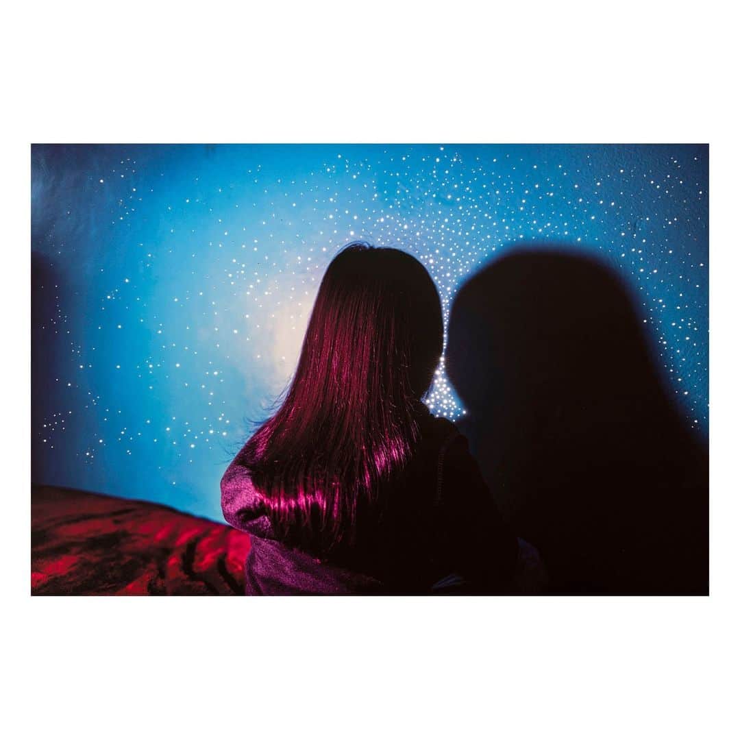 Magnum Photosさんのインスタグラム写真 - (Magnum PhotosInstagram)「Written by Light, the Square Print Sale curated in collaboration with @worldpressphoto, ends tomorrow at midnight EDT⚡️⁠ ⁠ “We will not always have these bodies, these eyes. One day our image will dance on the eternal fire, on the eternal dream from which we came:” Yael Martínez's (@yaelmtzv) image, The universe inside you, speaks to the everlasting nature of light and the legacies it preserves.⁠ ⁠ @elliott_landy_photography’s 1969 photo of Richard Manuel performing with The Band evokes the vibrant and free spirit of the era, as Manuel is bathed in light and color while performing.⁠ ⁠ For her book I Am About to Call It a Day, @biekedepoorter stayed in a different host’s home every night: “I love to photograph at night – it sometimes feels as if people are more honest when the sun goes down. Our masks fall off. Maybe the night is more straightforward than the day.”⁠ ⁠ 🔗 There are only TWO days left of the Square Print Sale. Shop the collection at the link in the @magnumphotos bio. ⁠ ⁠ Magnum Photos and World Press Photo will be donating a portion of the profits from the sale to the International Committee of the Red Cross (ICRC).⁠ ⁠ PHOTOS (left to right):⁠ ⁠ (1) From the series, Bad Weather. Bournemouth, England. 1978. © @martinparrfdn / Magnum Photos⁠ ⁠ (2) Kayseri, Turkey. January 2020. © @emin_ozmen / Magnum Photos⁠ ⁠ (3) Ocean City Aquarium. Hong Kong. 2015. © @richardkalvar / Magnum Photos⁠ ⁠ (4) Beirut, Lebanon. 2022. © @myriamboulos / Magnum Photos⁠ ⁠ (5) The universe inside you. Mexico. 2022. © @yaelmtzv / Magnum Photos⁠ ⁠ (6) USA. February 21, 2009. © @biekedepoorter / Magnum Photos⁠ ⁠ (7) Dive Bar. San Francisco, California, USA. 1998. © @goldbergjim / Magmum Photos ⁠ ⁠ (8) Richard Manuel of The Band at the Winterland Ballroom. San Francisco, USA. 1969. © @elliott_landy_photography / Magnum Photos⁠ ⁠ (9) Gold teahouse at Fushimi Momoyama Castle. Kyoto, Japan. 2001. © Hiroji Kubota / Magnum Photos」10月21日 23時59分 - magnumphotos
