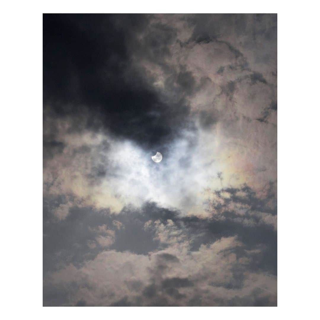 Magnum Photosさんのインスタグラム写真 - (Magnum PhotosInstagram)「Written by Light, the Square Print Sale curated in collaboration with @worldpressphoto, ends tomorrow at midnight EDT⚡️⁠ ⁠ “We will not always have these bodies, these eyes. One day our image will dance on the eternal fire, on the eternal dream from which we came:” Yael Martínez's (@yaelmtzv) image, The universe inside you, speaks to the everlasting nature of light and the legacies it preserves.⁠ ⁠ @elliott_landy_photography’s 1969 photo of Richard Manuel performing with The Band evokes the vibrant and free spirit of the era, as Manuel is bathed in light and color while performing.⁠ ⁠ For her book I Am About to Call It a Day, @biekedepoorter stayed in a different host’s home every night: “I love to photograph at night – it sometimes feels as if people are more honest when the sun goes down. Our masks fall off. Maybe the night is more straightforward than the day.”⁠ ⁠ 🔗 There are only TWO days left of the Square Print Sale. Shop the collection at the link in the @magnumphotos bio. ⁠ ⁠ Magnum Photos and World Press Photo will be donating a portion of the profits from the sale to the International Committee of the Red Cross (ICRC).⁠ ⁠ PHOTOS (left to right):⁠ ⁠ (1) From the series, Bad Weather. Bournemouth, England. 1978. © @martinparrfdn / Magnum Photos⁠ ⁠ (2) Kayseri, Turkey. January 2020. © @emin_ozmen / Magnum Photos⁠ ⁠ (3) Ocean City Aquarium. Hong Kong. 2015. © @richardkalvar / Magnum Photos⁠ ⁠ (4) Beirut, Lebanon. 2022. © @myriamboulos / Magnum Photos⁠ ⁠ (5) The universe inside you. Mexico. 2022. © @yaelmtzv / Magnum Photos⁠ ⁠ (6) USA. February 21, 2009. © @biekedepoorter / Magnum Photos⁠ ⁠ (7) Dive Bar. San Francisco, California, USA. 1998. © @goldbergjim / Magmum Photos ⁠ ⁠ (8) Richard Manuel of The Band at the Winterland Ballroom. San Francisco, USA. 1969. © @elliott_landy_photography / Magnum Photos⁠ ⁠ (9) Gold teahouse at Fushimi Momoyama Castle. Kyoto, Japan. 2001. © Hiroji Kubota / Magnum Photos」10月21日 23時59分 - magnumphotos