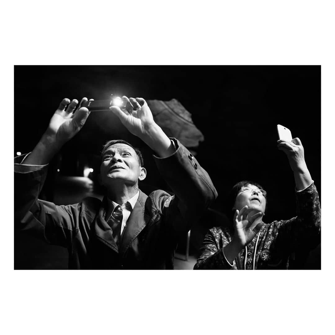 Magnum Photosさんのインスタグラム写真 - (Magnum PhotosInstagram)「Written by Light, the Square Print Sale curated in collaboration with @worldpressphoto, ends tomorrow at midnight EDT⚡️⁠ ⁠ “We will not always have these bodies, these eyes. One day our image will dance on the eternal fire, on the eternal dream from which we came:” Yael Martínez's (@yaelmtzv) image, The universe inside you, speaks to the everlasting nature of light and the legacies it preserves.⁠ ⁠ @elliott_landy_photography’s 1969 photo of Richard Manuel performing with The Band evokes the vibrant and free spirit of the era, as Manuel is bathed in light and color while performing.⁠ ⁠ For her book I Am About to Call It a Day, @biekedepoorter stayed in a different host’s home every night: “I love to photograph at night – it sometimes feels as if people are more honest when the sun goes down. Our masks fall off. Maybe the night is more straightforward than the day.”⁠ ⁠ 🔗 There are only TWO days left of the Square Print Sale. Shop the collection at the link in the @magnumphotos bio. ⁠ ⁠ Magnum Photos and World Press Photo will be donating a portion of the profits from the sale to the International Committee of the Red Cross (ICRC).⁠ ⁠ PHOTOS (left to right):⁠ ⁠ (1) From the series, Bad Weather. Bournemouth, England. 1978. © @martinparrfdn / Magnum Photos⁠ ⁠ (2) Kayseri, Turkey. January 2020. © @emin_ozmen / Magnum Photos⁠ ⁠ (3) Ocean City Aquarium. Hong Kong. 2015. © @richardkalvar / Magnum Photos⁠ ⁠ (4) Beirut, Lebanon. 2022. © @myriamboulos / Magnum Photos⁠ ⁠ (5) The universe inside you. Mexico. 2022. © @yaelmtzv / Magnum Photos⁠ ⁠ (6) USA. February 21, 2009. © @biekedepoorter / Magnum Photos⁠ ⁠ (7) Dive Bar. San Francisco, California, USA. 1998. © @goldbergjim / Magmum Photos ⁠ ⁠ (8) Richard Manuel of The Band at the Winterland Ballroom. San Francisco, USA. 1969. © @elliott_landy_photography / Magnum Photos⁠ ⁠ (9) Gold teahouse at Fushimi Momoyama Castle. Kyoto, Japan. 2001. © Hiroji Kubota / Magnum Photos」10月21日 23時59分 - magnumphotos