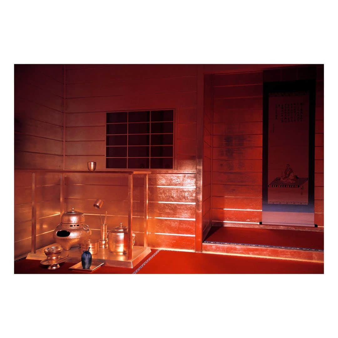 Magnum Photosさんのインスタグラム写真 - (Magnum PhotosInstagram)「Written by Light, the Square Print Sale curated in collaboration with @worldpressphoto, ends tomorrow at midnight EDT⚡️⁠ ⁠ “We will not always have these bodies, these eyes. One day our image will dance on the eternal fire, on the eternal dream from which we came:” Yael Martínez's (@yaelmtzv) image, The universe inside you, speaks to the everlasting nature of light and the legacies it preserves.⁠ ⁠ @elliott_landy_photography’s 1969 photo of Richard Manuel performing with The Band evokes the vibrant and free spirit of the era, as Manuel is bathed in light and color while performing.⁠ ⁠ For her book I Am About to Call It a Day, @biekedepoorter stayed in a different host’s home every night: “I love to photograph at night – it sometimes feels as if people are more honest when the sun goes down. Our masks fall off. Maybe the night is more straightforward than the day.”⁠ ⁠ 🔗 There are only TWO days left of the Square Print Sale. Shop the collection at the link in the @magnumphotos bio. ⁠ ⁠ Magnum Photos and World Press Photo will be donating a portion of the profits from the sale to the International Committee of the Red Cross (ICRC).⁠ ⁠ PHOTOS (left to right):⁠ ⁠ (1) From the series, Bad Weather. Bournemouth, England. 1978. © @martinparrfdn / Magnum Photos⁠ ⁠ (2) Kayseri, Turkey. January 2020. © @emin_ozmen / Magnum Photos⁠ ⁠ (3) Ocean City Aquarium. Hong Kong. 2015. © @richardkalvar / Magnum Photos⁠ ⁠ (4) Beirut, Lebanon. 2022. © @myriamboulos / Magnum Photos⁠ ⁠ (5) The universe inside you. Mexico. 2022. © @yaelmtzv / Magnum Photos⁠ ⁠ (6) USA. February 21, 2009. © @biekedepoorter / Magnum Photos⁠ ⁠ (7) Dive Bar. San Francisco, California, USA. 1998. © @goldbergjim / Magmum Photos ⁠ ⁠ (8) Richard Manuel of The Band at the Winterland Ballroom. San Francisco, USA. 1969. © @elliott_landy_photography / Magnum Photos⁠ ⁠ (9) Gold teahouse at Fushimi Momoyama Castle. Kyoto, Japan. 2001. © Hiroji Kubota / Magnum Photos」10月21日 23時59分 - magnumphotos