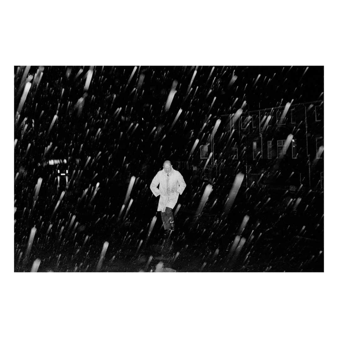 Magnum Photosのインスタグラム：「Written by Light, the Square Print Sale curated in collaboration with @worldpressphoto, ends tomorrow at midnight EDT⚡️⁠ ⁠ “We will not always have these bodies, these eyes. One day our image will dance on the eternal fire, on the eternal dream from which we came:” Yael Martínez's (@yaelmtzv) image, The universe inside you, speaks to the everlasting nature of light and the legacies it preserves.⁠ ⁠ @elliott_landy_photography’s 1969 photo of Richard Manuel performing with The Band evokes the vibrant and free spirit of the era, as Manuel is bathed in light and color while performing.⁠ ⁠ For her book I Am About to Call It a Day, @biekedepoorter stayed in a different host’s home every night: “I love to photograph at night – it sometimes feels as if people are more honest when the sun goes down. Our masks fall off. Maybe the night is more straightforward than the day.”⁠ ⁠ 🔗 There are only TWO days left of the Square Print Sale. Shop the collection at the link in the @magnumphotos bio. ⁠ ⁠ Magnum Photos and World Press Photo will be donating a portion of the profits from the sale to the International Committee of the Red Cross (ICRC).⁠ ⁠ PHOTOS (left to right):⁠ ⁠ (1) From the series, Bad Weather. Bournemouth, England. 1978. © @martinparrfdn / Magnum Photos⁠ ⁠ (2) Kayseri, Turkey. January 2020. © @emin_ozmen / Magnum Photos⁠ ⁠ (3) Ocean City Aquarium. Hong Kong. 2015. © @richardkalvar / Magnum Photos⁠ ⁠ (4) Beirut, Lebanon. 2022. © @myriamboulos / Magnum Photos⁠ ⁠ (5) The universe inside you. Mexico. 2022. © @yaelmtzv / Magnum Photos⁠ ⁠ (6) USA. February 21, 2009. © @biekedepoorter / Magnum Photos⁠ ⁠ (7) Dive Bar. San Francisco, California, USA. 1998. © @goldbergjim / Magmum Photos ⁠ ⁠ (8) Richard Manuel of The Band at the Winterland Ballroom. San Francisco, USA. 1969. © @elliott_landy_photography / Magnum Photos⁠ ⁠ (9) Gold teahouse at Fushimi Momoyama Castle. Kyoto, Japan. 2001. © Hiroji Kubota / Magnum Photos」