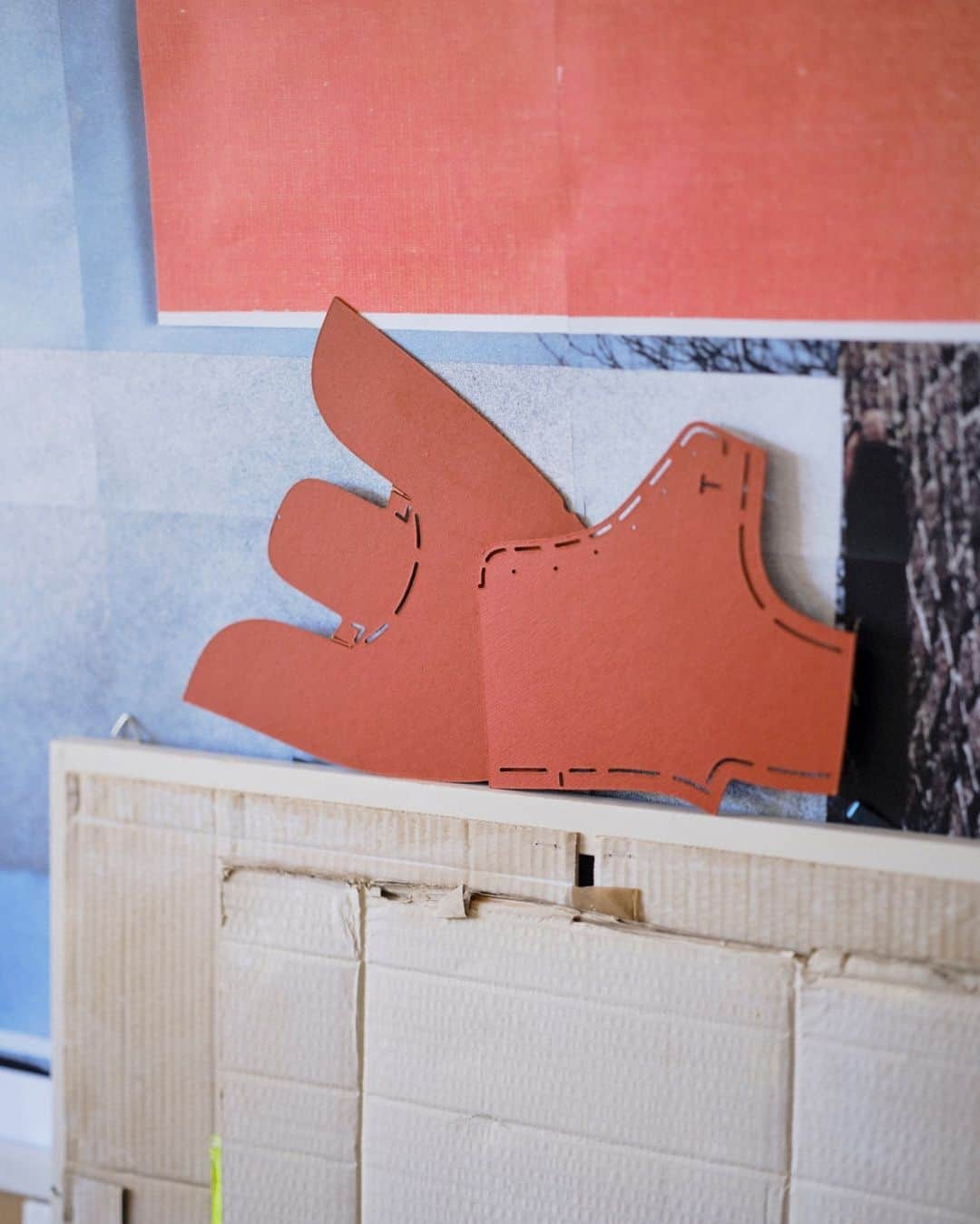 トッズのインスタグラム：「Cut, paste, create: shaping ideas into reality. Handmade work is behind every creative process, from iconic objects to unique details. Collages and Set Design: @baumannmonique Photo: @valentin_hennequin  #Tods #TodsFW23 #TodsWG」