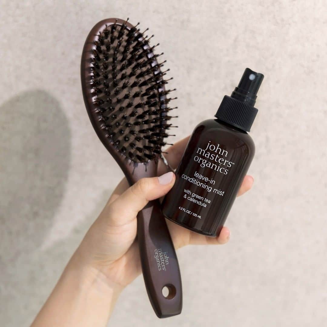 John Masters Organicsのインスタグラム：「The key to beautiful hair all weekend long ✨⁠ ⁠ Combat frizz, smooth flyaways and enhance shine with our Combo Paddle Brush and Leave-In Conditioning Mist with Green Tea and Calendula. 🤎⁠ ⁠ Shop now at www.johnmasters.com.」