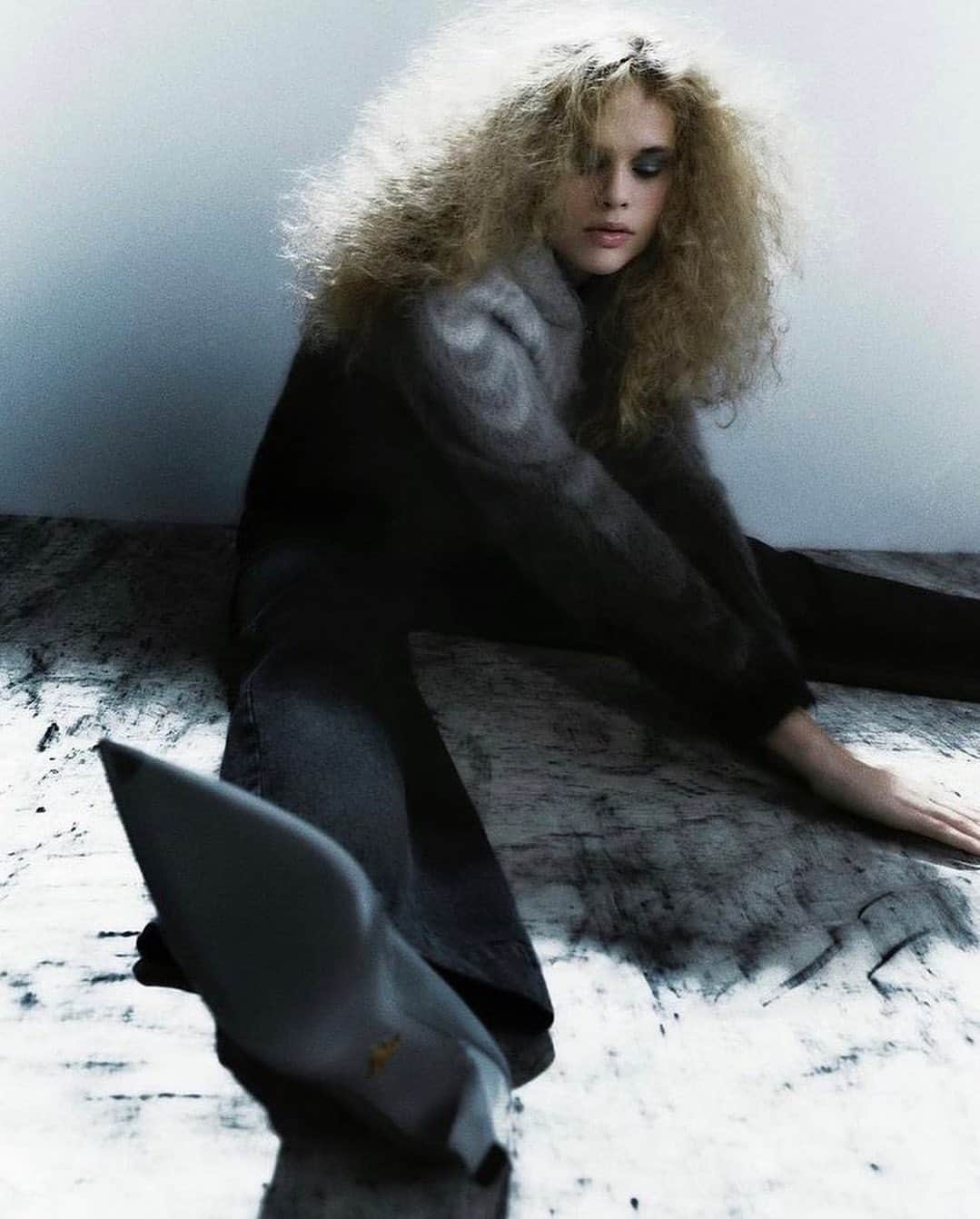 IMG Modelsのインスタグラム：「We All Fall Down. ⬇️ #TidaRosvall stars in the new @m_magazine. 📷 @hannatveite 👗 @laetitialeporcq ✂️ @sebastienrichard1 💄 @patrickglatthaar #IMGmodels」