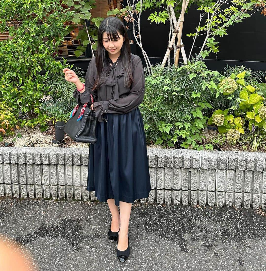 中山真見のインスタグラム：「@fray_id  の新作！秋服が届いたので早速😊 シースルーのリボン付きトップス☺️ ・ エレガントな装いにしたい時に、 パンツと合わせてカジュアルダウンにも🙆‍♀️ ・ だいぶ前に購入した @greed_tokyo  のスカートと合わせて💓 ・ 湿気の時期も終わって嬉しい！ 髪の毛を巻きたいのに一瞬でとれるから起きてそのままなのよ😂😂😂 ・ @refa_mtg のコテを新調したので、 巻くのが楽しくなりそう💕 ・ #ママコーデ　 #ootd #ママファッション #story #ootd_kob  #おしゃれさんと繋がりたい　 #育児 #三児の母  #子育て #ママライフ  #子育てママ #frayid  #hermes  #エルメスバーキン」