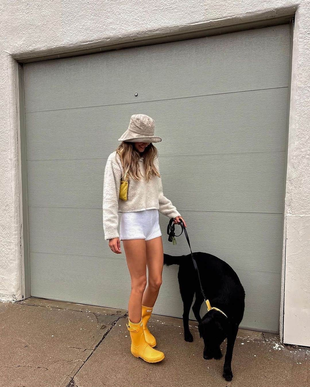 ハンターブーツのインスタグラム：「@styledsara is walking on sunshine ☀️ #StyledInHunter」