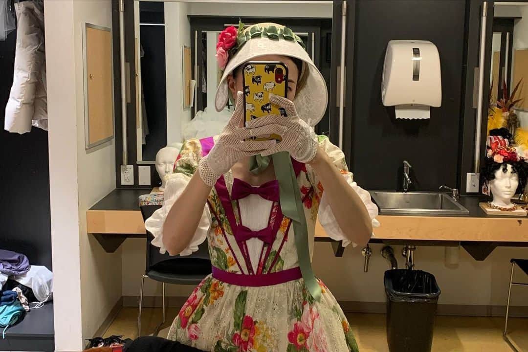 石井杏奈さんのインスタグラム写真 - (石井杏奈Instagram)「Olympia in “The Lady of the Camellias” 💐 I didn’t make it to put my hat, earrings, necklace and gloves for the quick change 😬💄🧤 (for the general) But I got my cute umbrella hehe 😇☂️  . . Thank you @kravetzphotographics 📸 . . #ballet#theladyofthecamellias#umbrella#pretty#costume#olympia#stage#show#creation#piano#live#music#バレエ#椿姫」10月22日 0時11分 - annaishii