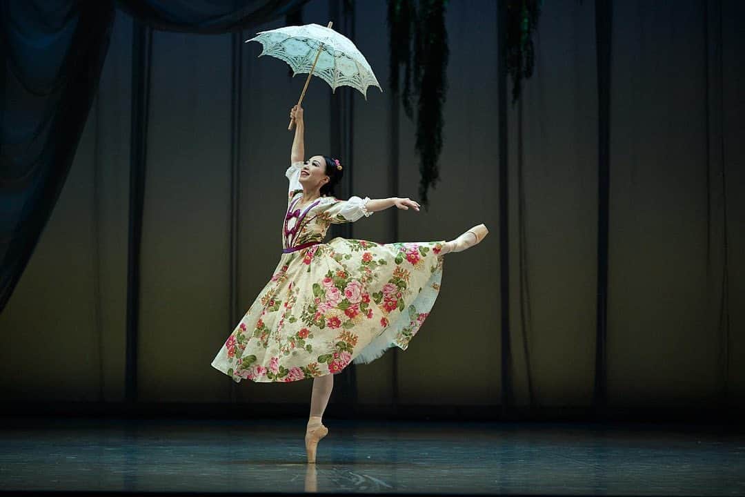石井杏奈さんのインスタグラム写真 - (石井杏奈Instagram)「Olympia in “The Lady of the Camellias” 💐 I didn’t make it to put my hat, earrings, necklace and gloves for the quick change 😬💄🧤 (for the general) But I got my cute umbrella hehe 😇☂️  . . Thank you @kravetzphotographics 📸 . . #ballet#theladyofthecamellias#umbrella#pretty#costume#olympia#stage#show#creation#piano#live#music#バレエ#椿姫」10月22日 0時11分 - annaishii