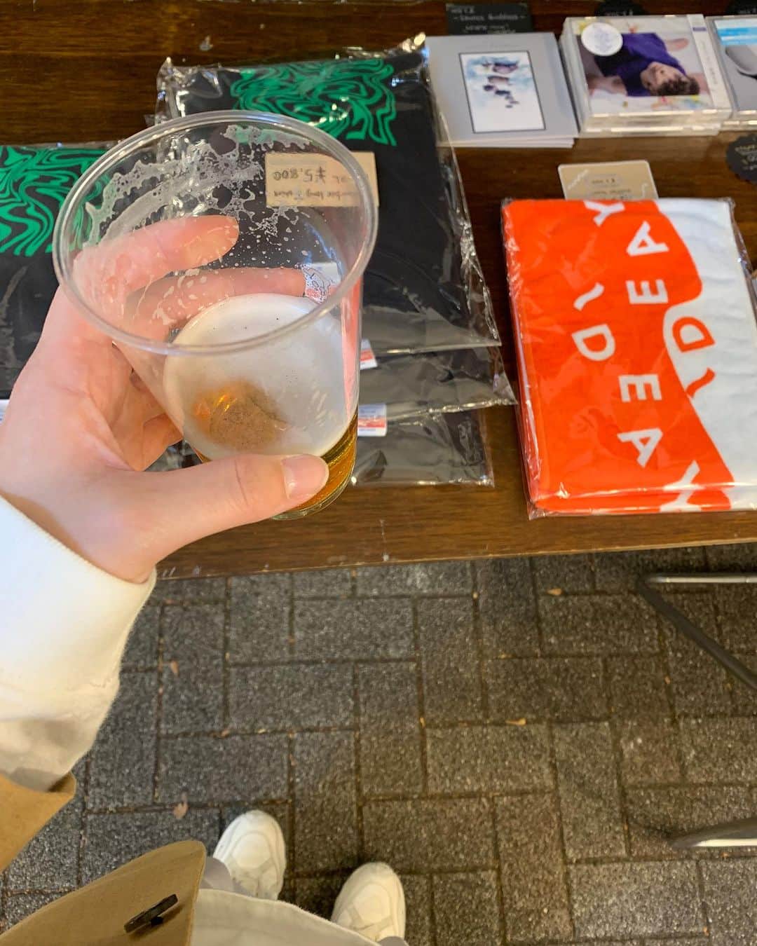 井手綾香さんのインスタグラム写真 - (井手綾香Instagram)「帰宅したばかりの人。 ほろ酔いです🍺  #東京ナイトマーケット めちゃくちゃ素敵なイベントでした！ありがとうございました！！  たった1夜だけど、嬉しい出会いがたくさんあった。良いイベントには良い出会いがあるね💐  本当は全曲1人で弾き語る予定だったんだけど、本番5分前に突然セッションが決まったりもして！🔥すごい夜でした。  私のめちゃくちゃな無茶振りにも快く答えてくださった @massanbashiryofficial のお二人、そして即座にセットを変えてくださったPAさんにも大感謝です！みんなプロ！！！  このすごい状況を、私が1番楽しんでいたと思います😂 物販に立ちながらビールを飲んだのは今日が初めてです。笑  きっとまたどこかで、 会えますように！  イベントは明日が最終日🏮 みんな、行くべし。  (あ、あと、人生初パーマをかけました！子供の頃の癖っ毛が戻ってきた感じで楽しい🌀)  #井手綾香 #ideayaka   井手綾香LIVE info.  11/4  宮崎限定ワンマンライブ @ LIVE HOUSE ぱーく チケット発売中！ https://ideayaka.jp/news/269/  11/17  対バンライブ @ 代々木 LIVE STUDIO lodge チケットご予約受付中！ https://tiget.net/events/274168  12/24  nikiie × 井手綾香 @ 江ノ島ビュータワー　虎丸座 プレオーダー受付中！ https://eplus.jp/sf/detail/3973160001-P0030001」10月22日 0時12分 - ide_ayaka_official