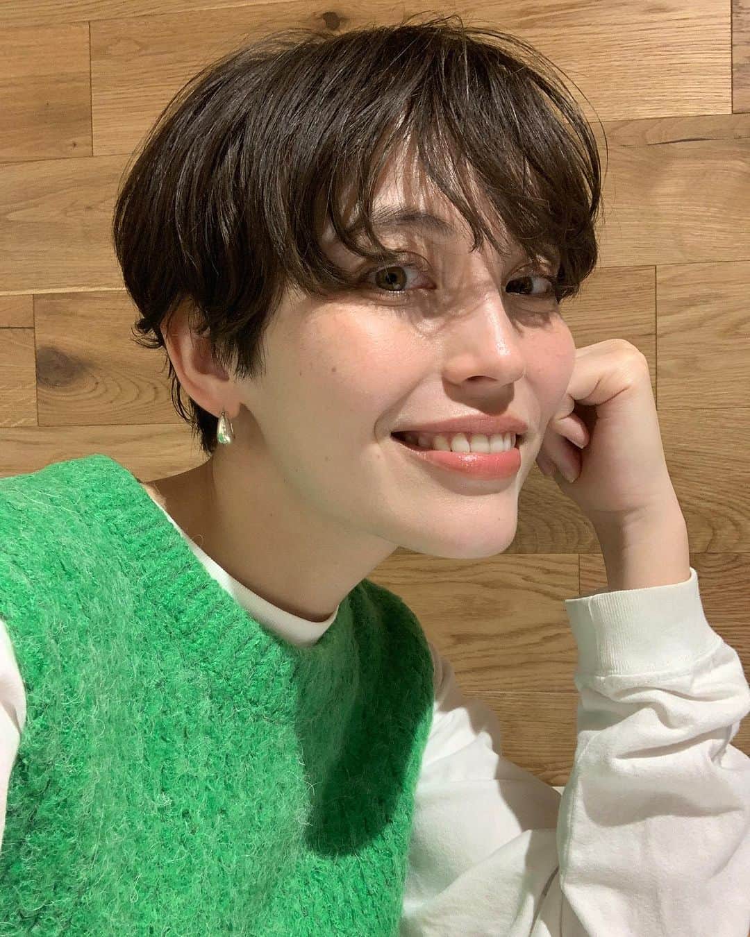 井手綾香のインスタグラム：「帰宅したばかりの人。 ほろ酔いです🍺  #東京ナイトマーケット めちゃくちゃ素敵なイベントでした！ありがとうございました！！  たった1夜だけど、嬉しい出会いがたくさんあった。良いイベントには良い出会いがあるね💐  本当は全曲1人で弾き語る予定だったんだけど、本番5分前に突然セッションが決まったりもして！🔥すごい夜でした。  私のめちゃくちゃな無茶振りにも快く答えてくださった @massanbashiryofficial のお二人、そして即座にセットを変えてくださったPAさんにも大感謝です！みんなプロ！！！  このすごい状況を、私が1番楽しんでいたと思います😂 物販に立ちながらビールを飲んだのは今日が初めてです。笑  きっとまたどこかで、 会えますように！  イベントは明日が最終日🏮 みんな、行くべし。  (あ、あと、人生初パーマをかけました！子供の頃の癖っ毛が戻ってきた感じで楽しい🌀)  #井手綾香 #ideayaka   井手綾香LIVE info.  11/4  宮崎限定ワンマンライブ @ LIVE HOUSE ぱーく チケット発売中！ https://ideayaka.jp/news/269/  11/17  対バンライブ @ 代々木 LIVE STUDIO lodge チケットご予約受付中！ https://tiget.net/events/274168  12/24  nikiie × 井手綾香 @ 江ノ島ビュータワー　虎丸座 プレオーダー受付中！ https://eplus.jp/sf/detail/3973160001-P0030001」