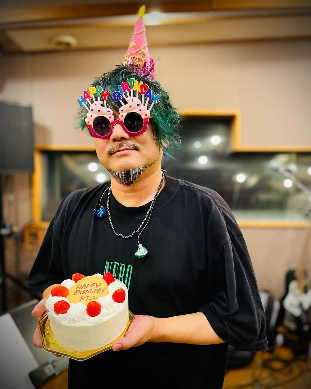 ナノさんのインスタグラム写真 - (ナノInstagram)「HAPPY BIRYHDAY to one of the most talented, kindest, coolest, greenest bassists in the entire world.  Keep Rocking On. NANO」10月22日 0時16分 - nanonano_me