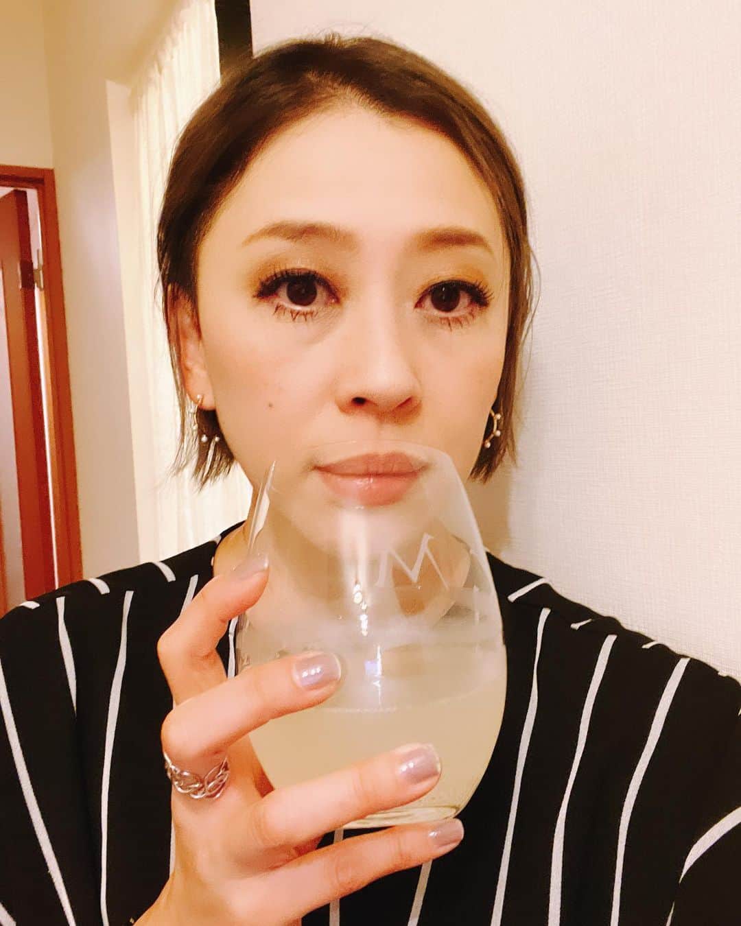 ミズノマリのインスタグラム：「🎵 本日は、 渋谷JZ Bratにお越しいただき、 ありがとうございました！ 「とても楽しそうだったよ！」 と言われて 私もとても嬉しいです☺️ また写真いただいたらアップしますね！  とりあえず今夜はなんだか疲れたので まっすぐおうちに帰り、 でも、 ライブ前のお食事をしっかり食べなかったので お腹も減り… いただいたお土産をつまみに 結局レモンサワーでキッチンドランカーしています😆  今夜はゆっくり寝るぞー😴  #ソファで飲んだら寝そうだから #キッチンで立ち飲み」