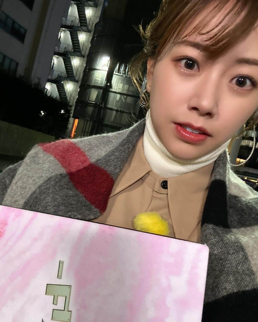 中川絵美里のインスタグラム：「🌙 3週間ぶりのNキャス、季節の進みを感じる寒さでした。(風も今までで一番強かったかも) あすの朝は東京都心などで今シーズン一番の冷え込みになるかもしれません。暖かくしてお休みください。  待機中は恵理那さんデザインダウンをすでにお天気班みんなで着用しました🫡🫡🫡  #情報7daysニュースキャスター #nキャス」
