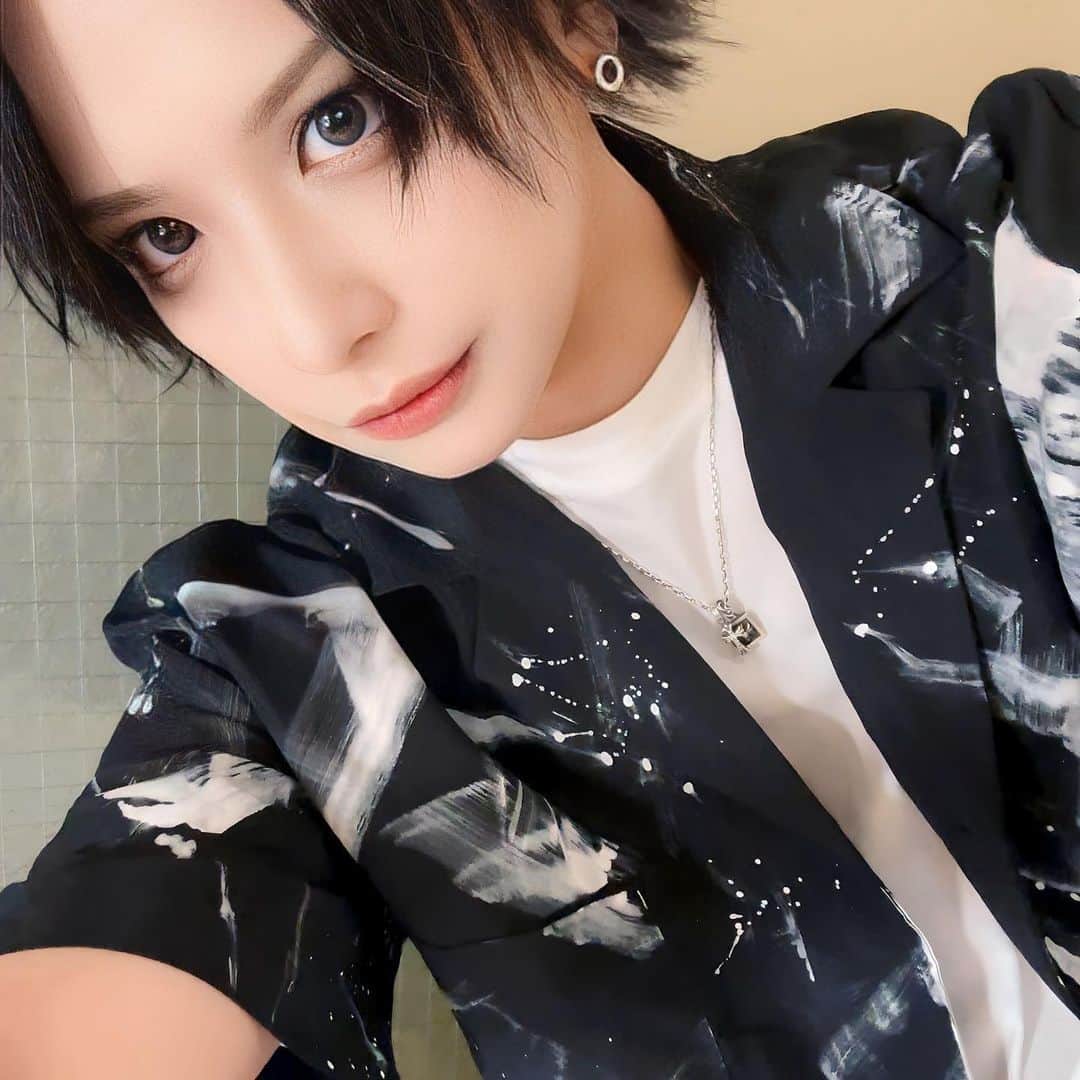 ちょび のインスタグラム：「ナチュラルめなメイクにしてもろて デコ出しでフィニッシュやで  KiDのLIVEも楽しくてすこ 川崎でした！次のKiDはツアー始まります！よろしく！💪(🐰д´)ノ」