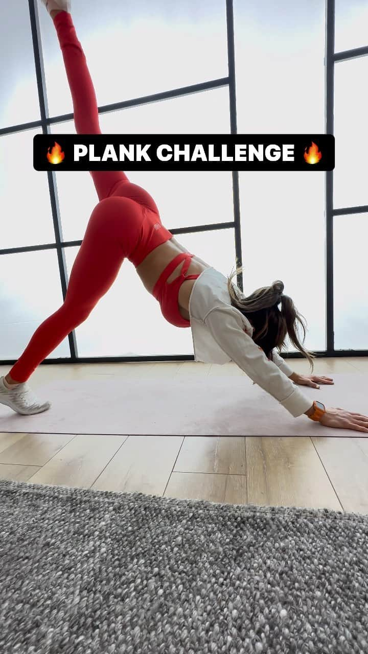 Alexia Clarkのインスタグラム：「Do you like quick plank challenges?  I love finishing a workout with a short plank challenge!  When I did this plank challenge I was amazed! It was so challenging and so hard to keep all the reps fluid and smooth!  Try this! It’s only 1 round!  Perform each variation for 60 seconds NO rest between each variation! Can you do it?!   www.Alexia-Clark.com   #plank #plankchallenge #abs」