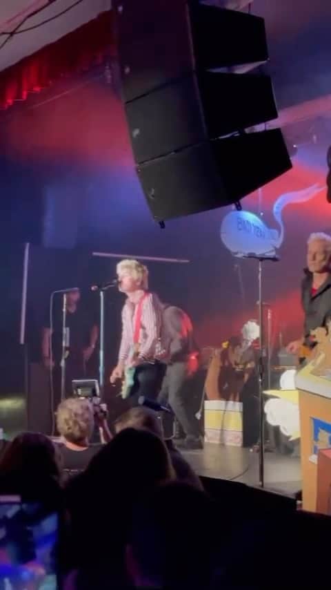 Kerrang!のインスタグラム：「Still thinking about Green Day’s surprise, intimate Vegas show on Thursday night 😍  📹: @jennfive」