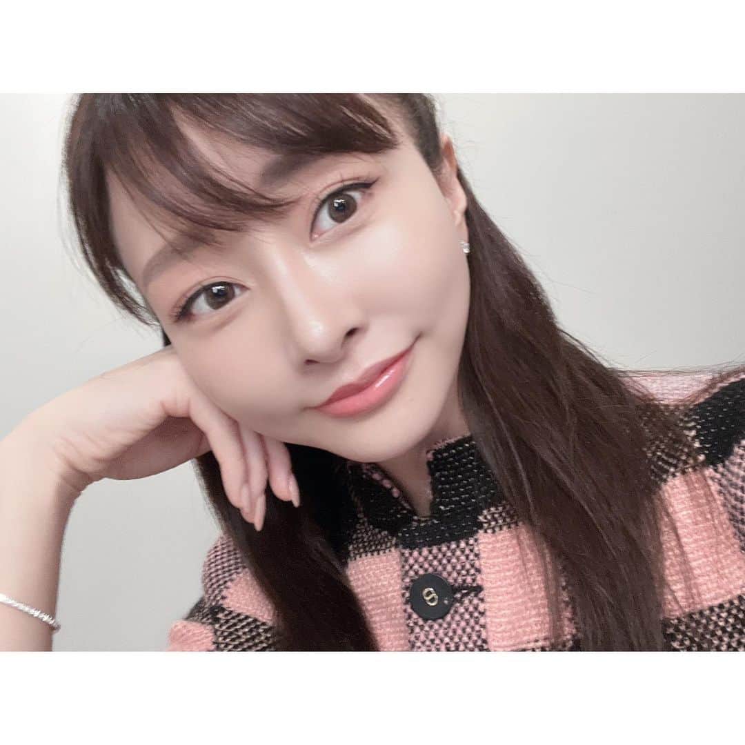 石井美保のインスタグラム：「昨日(一昨日？)の開封LIVEの時のメイク。  @snidelbeauty SNIDEL BEAUTYホリデー限定で柔らかなコーラルメイクがまたまた気分かな。 フェイススタイリストEX07と ピュアリップスフレEX01  艶はグロスを足しています。少し前の @jillstuartbeauty 限定のジルスチュアート　ヴァニラ ラスト　シマリング リップ シロップでした。 #presspreview #snidelbeautyホリデー2023 11/3発売」