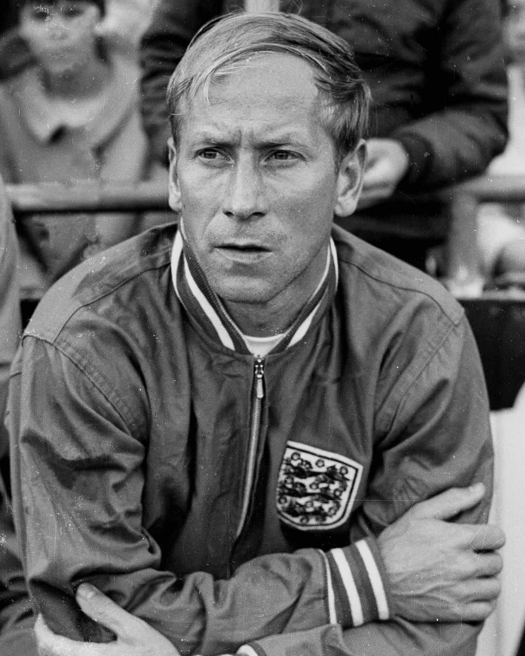 セオ・ウォルコットのインスタグラム：「I’m saddened to hear of the passing of Sir Bobby Charlton, a true Icon of English football.  My thoughts are with Sir Bobby’s family and friends. RIP.」