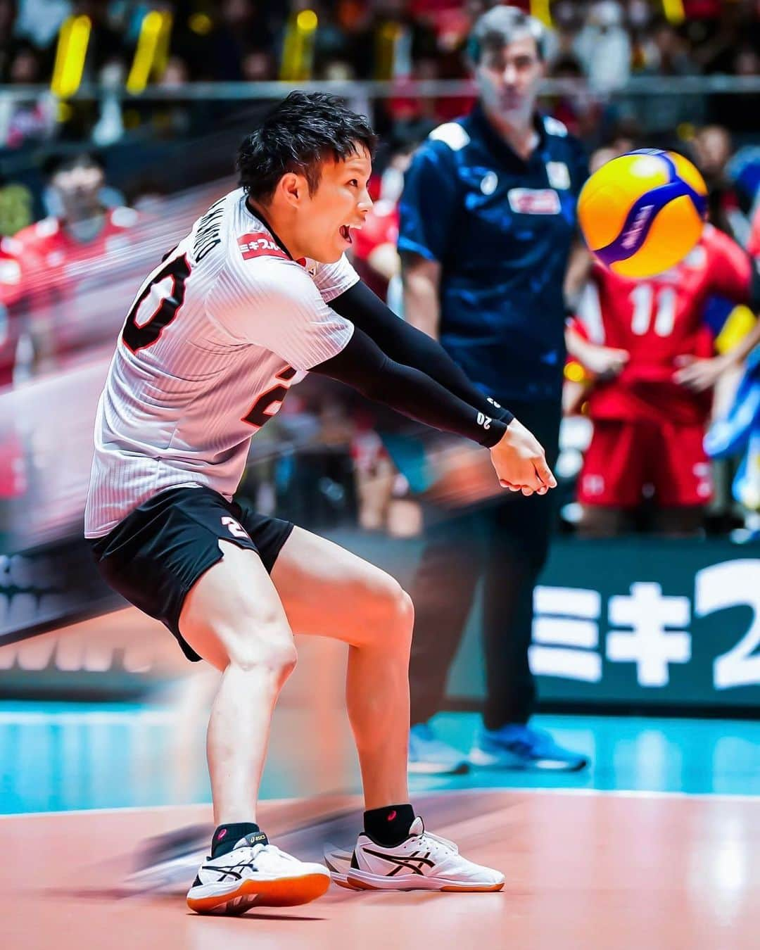 山本智大のインスタグラム：「Some crazy actions by @tomohiro_yamamoto 🥷🏐  🎥: @volleyballworld」