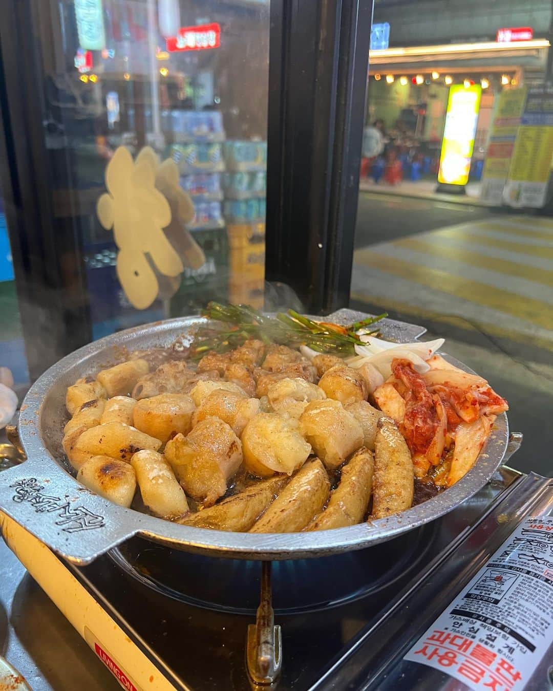 RIKAさんのインスタグラム写真 - (RIKAInstagram)「【韓国おすすめごはん🇰🇷】 めちゃくちゃ聞いてもらえるのでまとめます🍒本当に全部美味しくておすすめ。書いててお腹空いてきた…  ✨ #ソンスブドゥ -聖水 ソンスにある貝専門店🐚焼き貝か蒸し貝か選べて色んな種類の貝くる。全部美味しくて良質な栄養すぎた。  ✨#プルトゥンヌンテジ -弘大 ずった食べたかったセリサムギョプサル🥬🍖絶品すぎ。カリカリで柔らかいお肉さっぱり野菜と食べるのしぬ。  ✨ 성수다락　#新沙牛コプチャン -新沙 韓国きたら絶対ホルモン食べなきゃだめだから安定に最高ここくる。中毒。あと激うまキムチラーメンもついてくるしなんで。  ✨ 신사소곱창　#ソンスタラク -聖水 韓国のもちもちパスタ食べたくてランチで行った。エビのチリクリームぱすた🥹🥹日本にこんな味ない  ✨ #オダリチプ -江南 有名店。当たり前に優勝してた。カンジャンケジャンが一番すきだから大興奮しましてサイズ選べてXXLとかあった🦀実質天国😭  ✨#元祖馬山ハルメアグチム -新沙 ここも安定に通ってるカンジャンケジャン🦀24時間やってるクオリティ安定で美しい。おばあちゃん可愛い。  #韓国グルメ #セリサムギョプサル #カンジャンケジャン #コプチャン #新沙グルメ #弘大グルメ #聖水カフェ」10月22日 0時29分 - fromrika