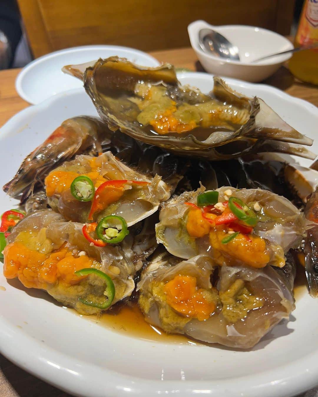 RIKAさんのインスタグラム写真 - (RIKAInstagram)「【韓国おすすめごはん🇰🇷】 めちゃくちゃ聞いてもらえるのでまとめます🍒本当に全部美味しくておすすめ。書いててお腹空いてきた…  ✨ #ソンスブドゥ -聖水 ソンスにある貝専門店🐚焼き貝か蒸し貝か選べて色んな種類の貝くる。全部美味しくて良質な栄養すぎた。  ✨#プルトゥンヌンテジ -弘大 ずった食べたかったセリサムギョプサル🥬🍖絶品すぎ。カリカリで柔らかいお肉さっぱり野菜と食べるのしぬ。  ✨ 성수다락　#新沙牛コプチャン -新沙 韓国きたら絶対ホルモン食べなきゃだめだから安定に最高ここくる。中毒。あと激うまキムチラーメンもついてくるしなんで。  ✨ 신사소곱창　#ソンスタラク -聖水 韓国のもちもちパスタ食べたくてランチで行った。エビのチリクリームぱすた🥹🥹日本にこんな味ない  ✨ #オダリチプ -江南 有名店。当たり前に優勝してた。カンジャンケジャンが一番すきだから大興奮しましてサイズ選べてXXLとかあった🦀実質天国😭  ✨#元祖馬山ハルメアグチム -新沙 ここも安定に通ってるカンジャンケジャン🦀24時間やってるクオリティ安定で美しい。おばあちゃん可愛い。  #韓国グルメ #セリサムギョプサル #カンジャンケジャン #コプチャン #新沙グルメ #弘大グルメ #聖水カフェ」10月22日 0時29分 - fromrika